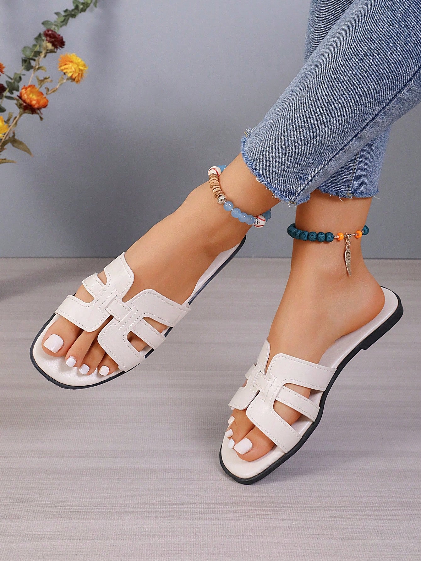 Women’s flat open-toe slide sandals featuring rope strap detail, designed for outdoor and vacation wear.