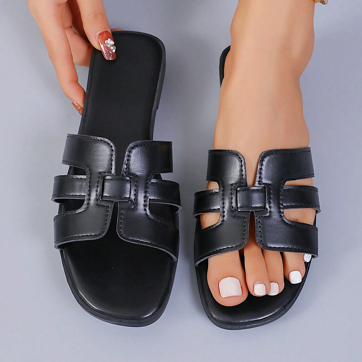 Women’s flat open-toe slide sandals featuring rope strap detail, designed for outdoor and vacation wear.