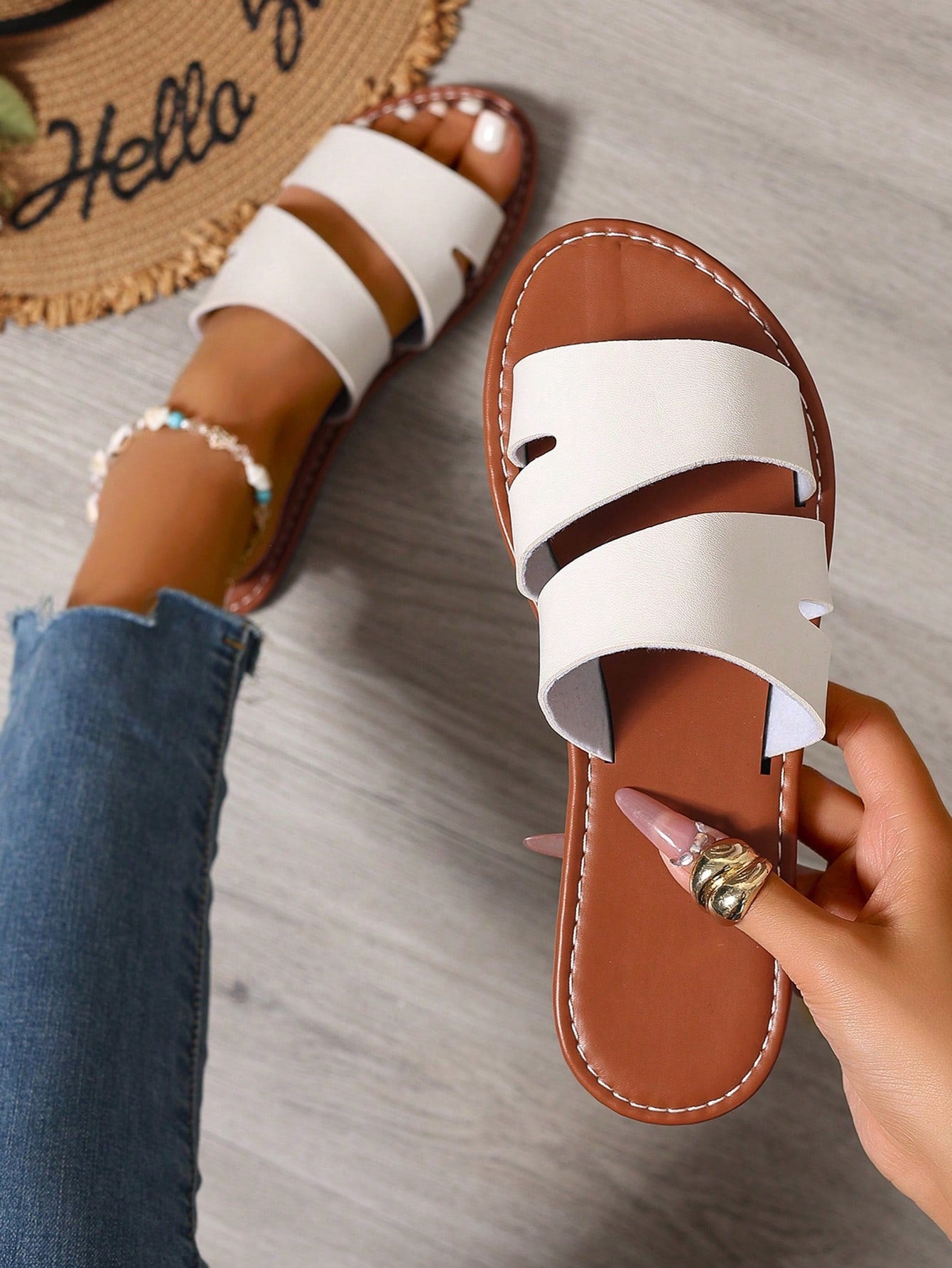 Women's casual flat slip-on slide sandals featuring an open toe design and chain detail, suitable for outdoor summer wear.