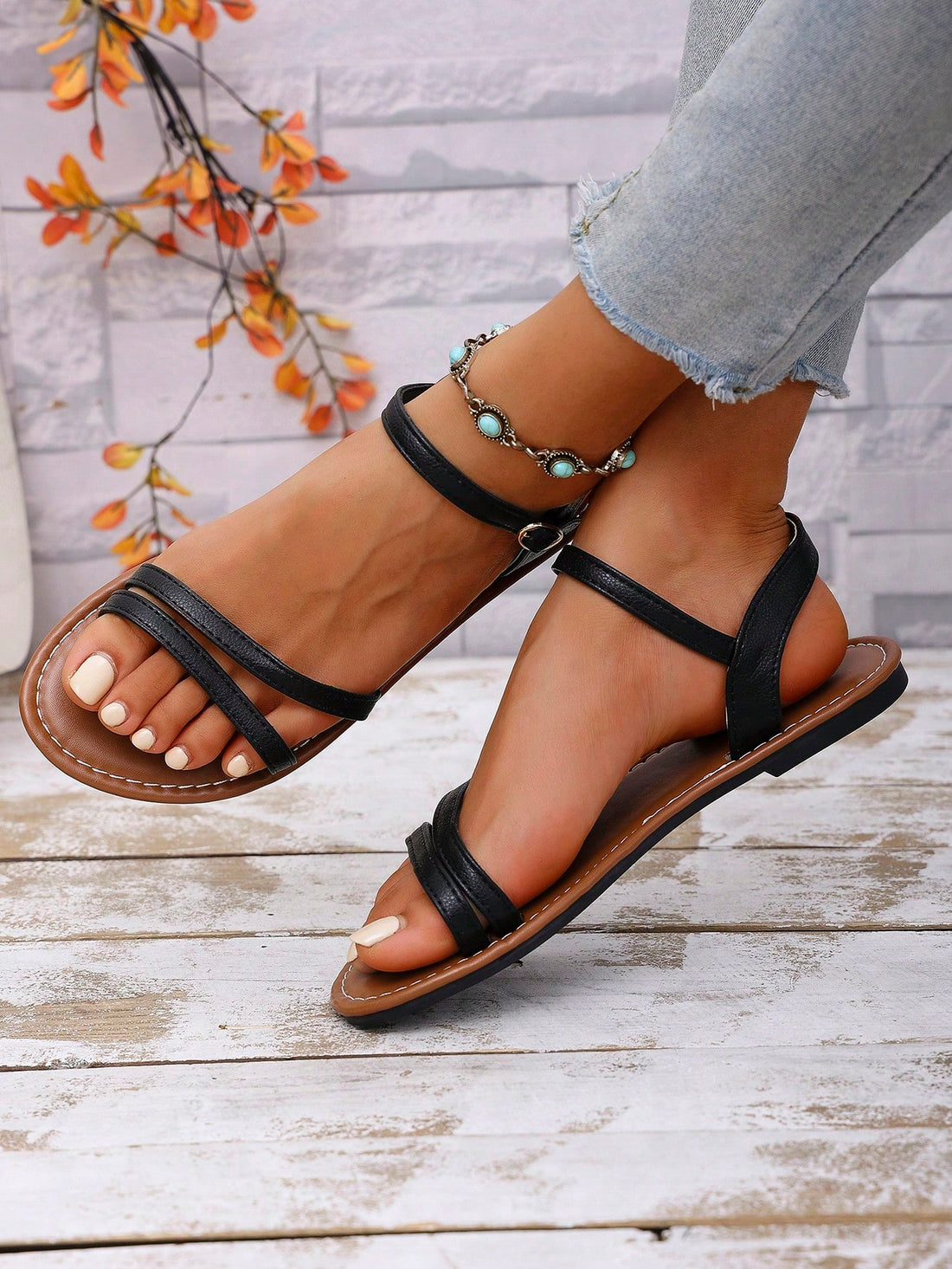 Women's flat gladiator sandals with buckle strap and open toe, suitable for beach wear, casual walking, and outdoor use.