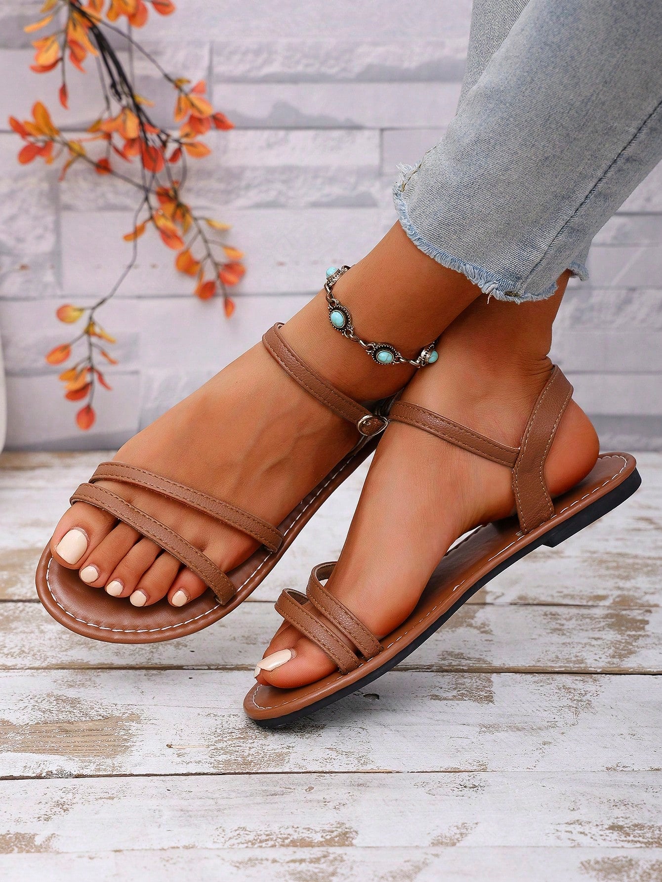 Women's flat gladiator sandals with buckle strap and open toe, suitable for beach wear, casual walking, and outdoor use.