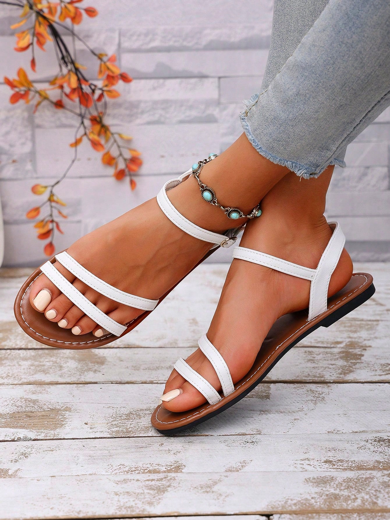 Women's flat gladiator sandals with buckle strap and open toe, suitable for beach wear, casual walking, and outdoor use.