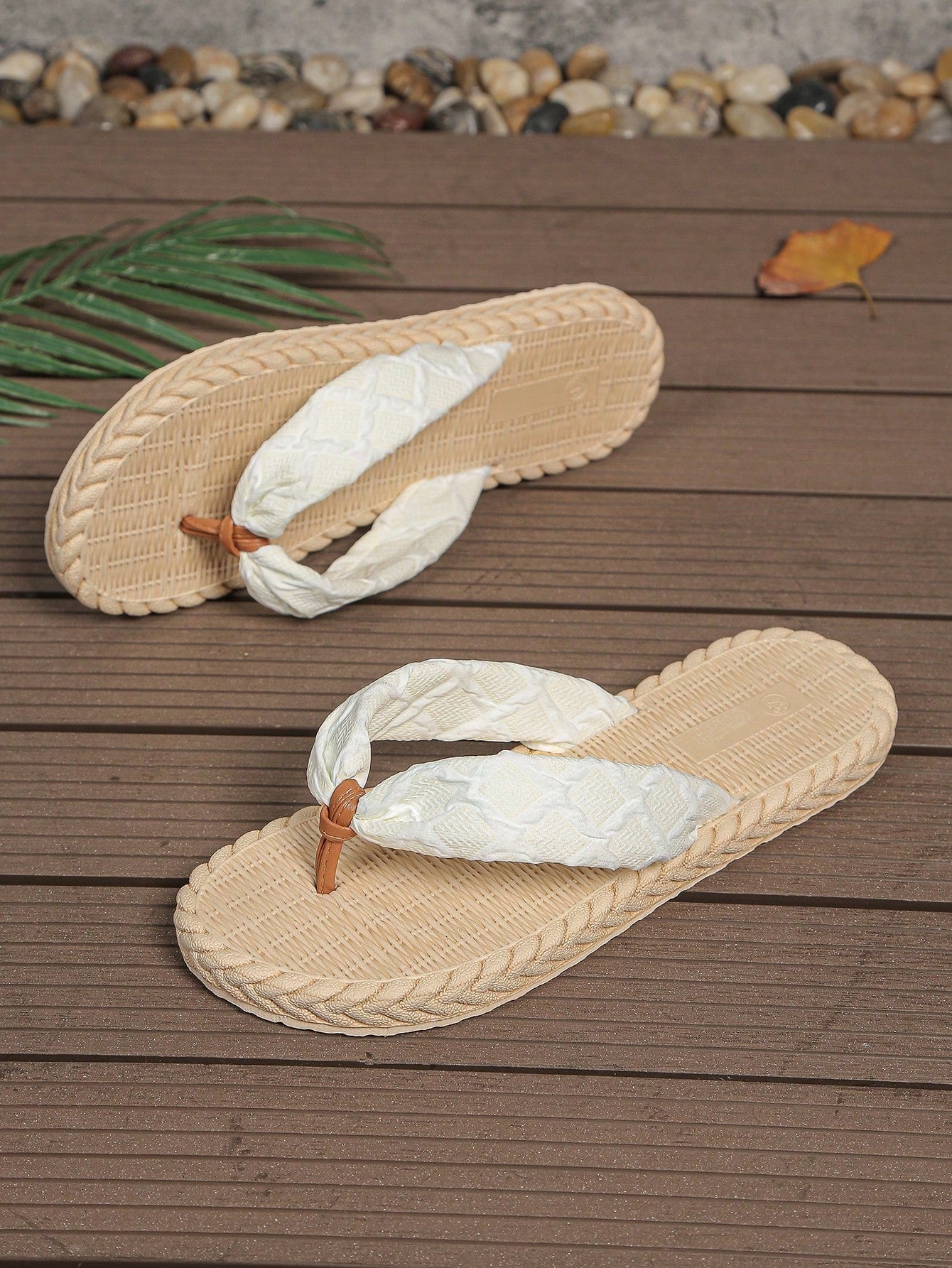 Women's classic leopard print flip flops with flat anti-slip sole, bohemian summer beach slipper style for outdoor wear