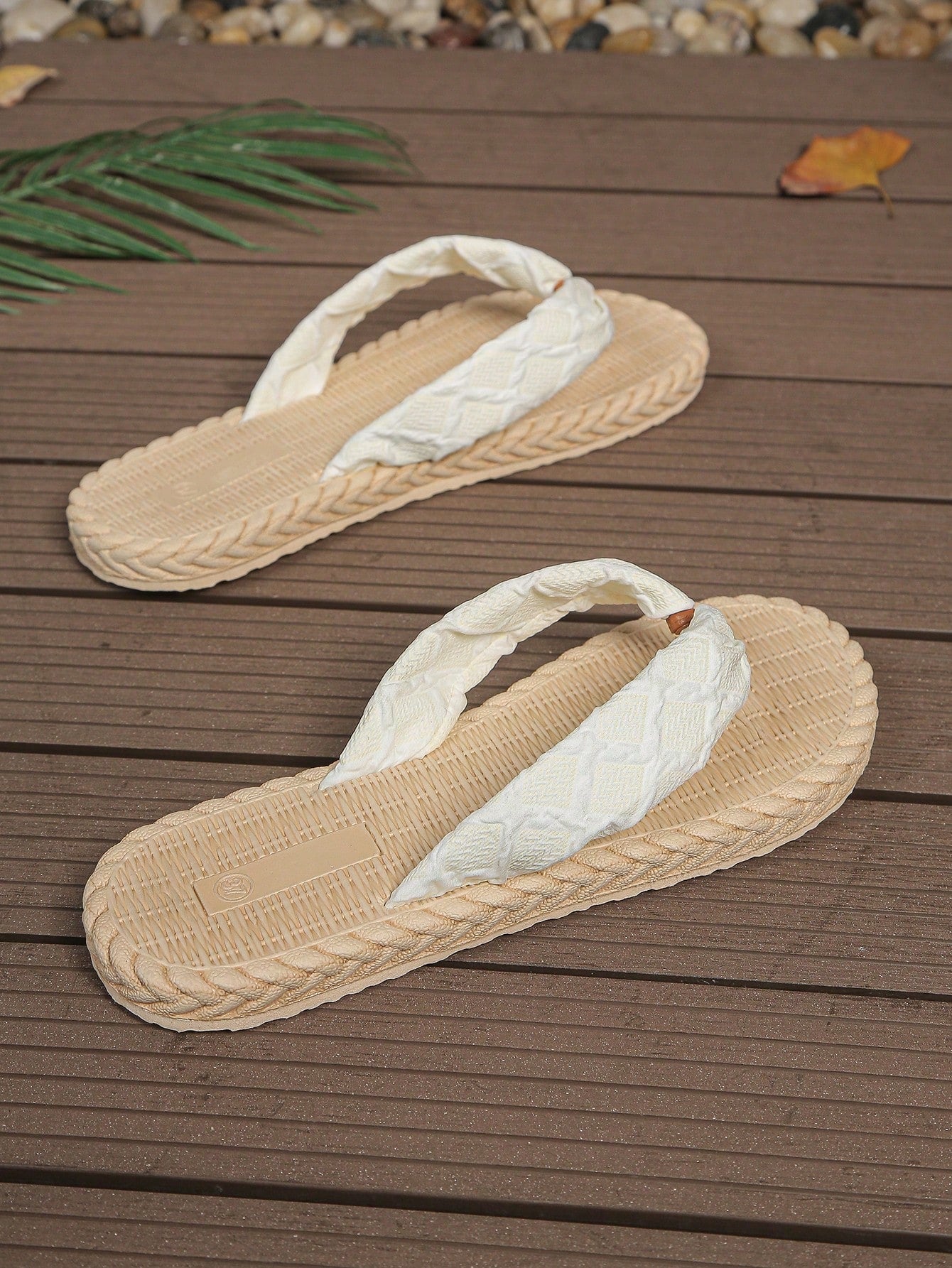 Women's classic leopard print flip flops with flat anti-slip sole, bohemian summer beach slipper style for outdoor wear