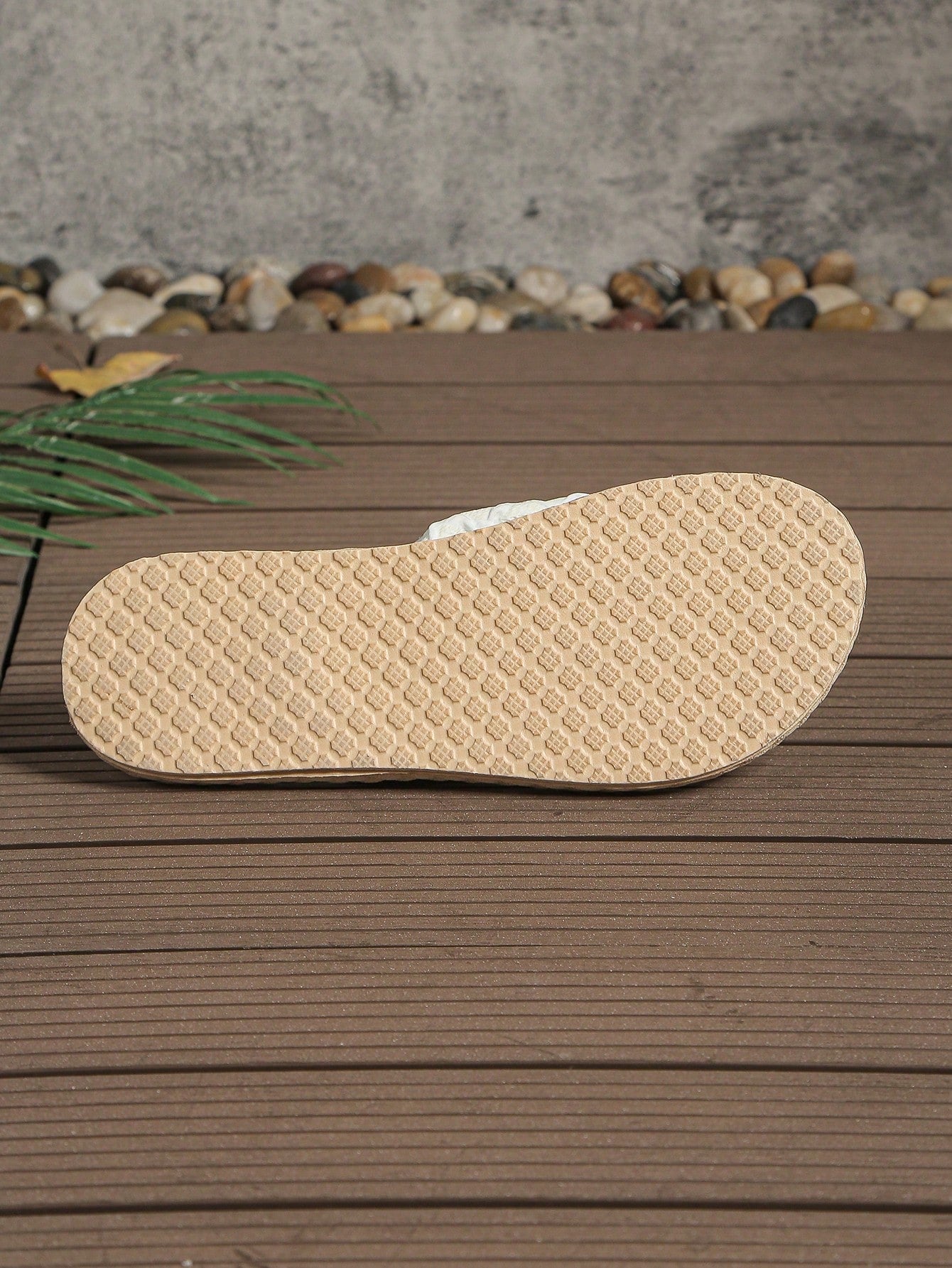 Women's classic leopard print flip flops with flat anti-slip sole, bohemian summer beach slipper style for outdoor wear