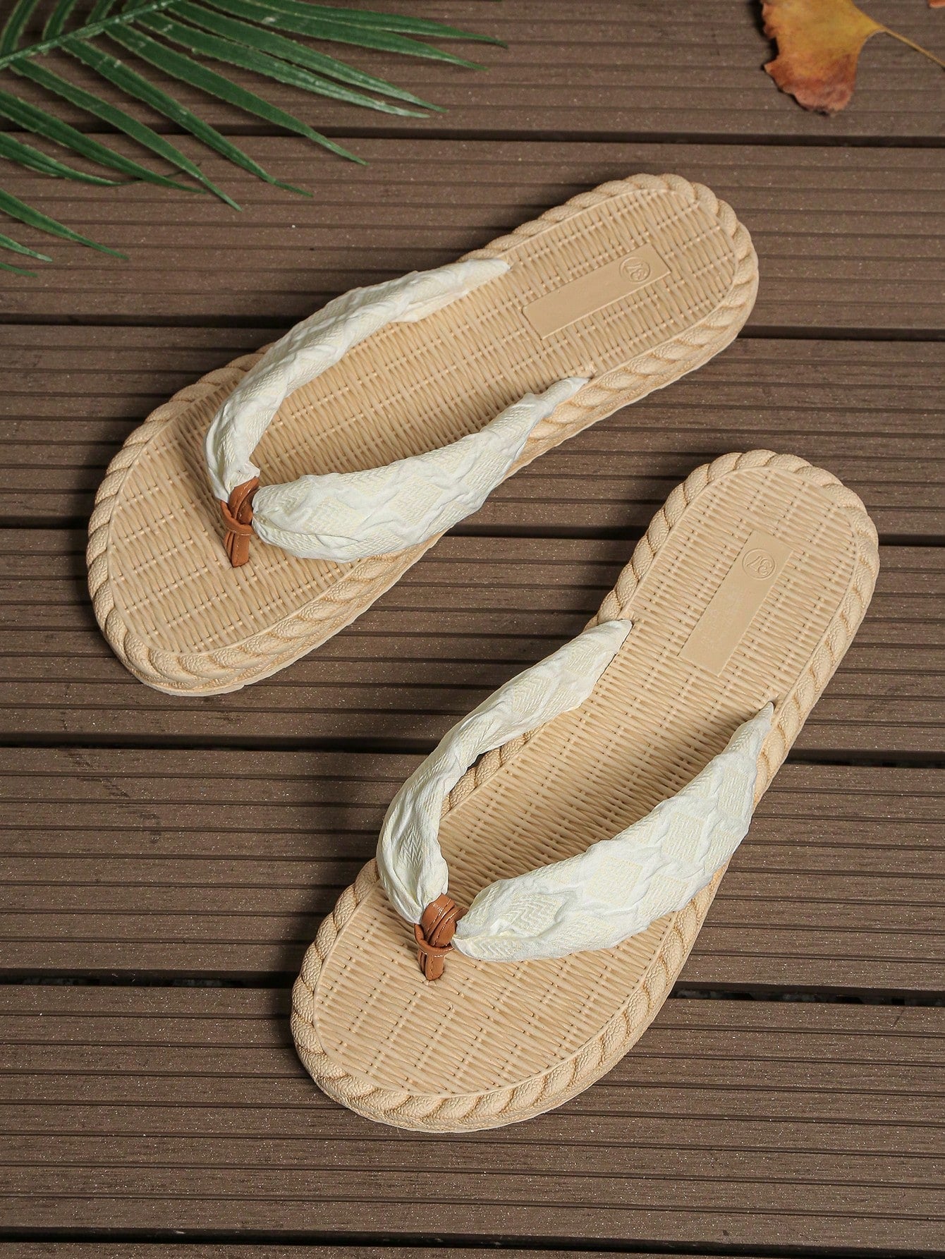 Women's classic leopard print flip flops with flat anti-slip sole, bohemian summer beach slipper style for outdoor wear