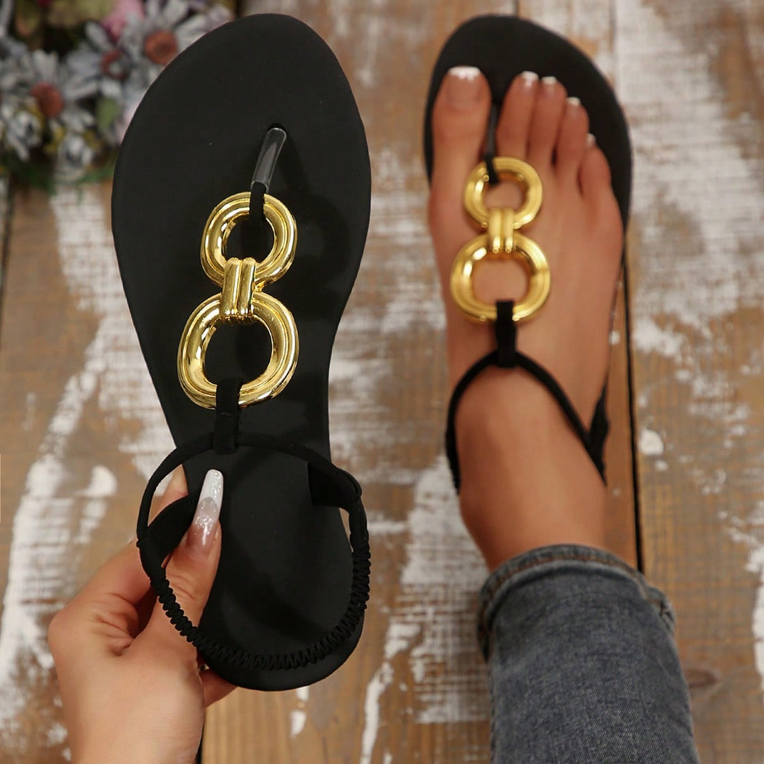 Women’s flat gladiator sandals with buckle detail in vacation style