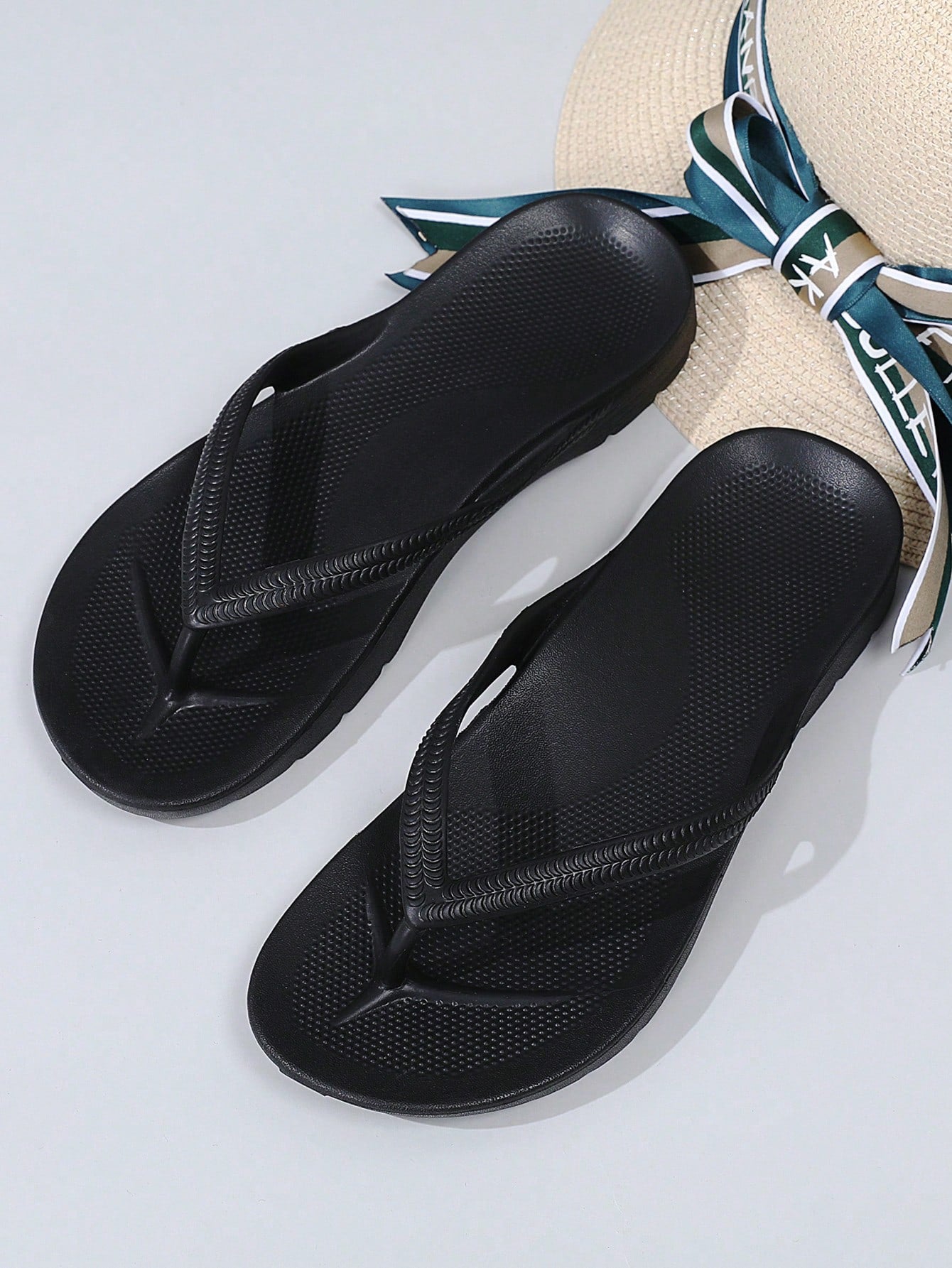 Men's slip-on toe post flip flops with arch support and non-slip flat sole, designed for beach, pool, outdoor leisure, bathing, and indoor walking.