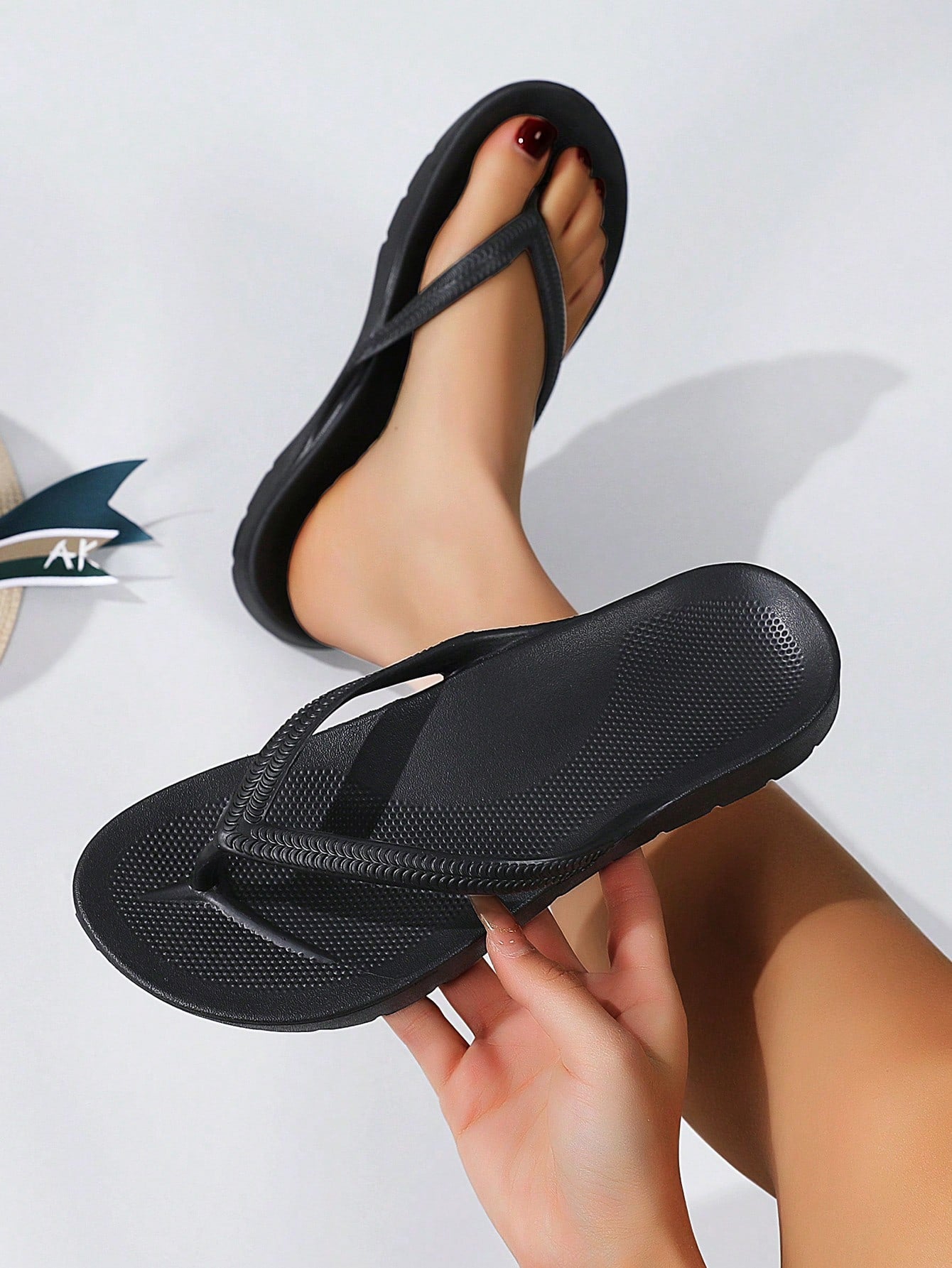 Men's slip-on toe post flip flops with arch support and non-slip flat sole, designed for beach, pool, outdoor leisure, bathing, and indoor walking.