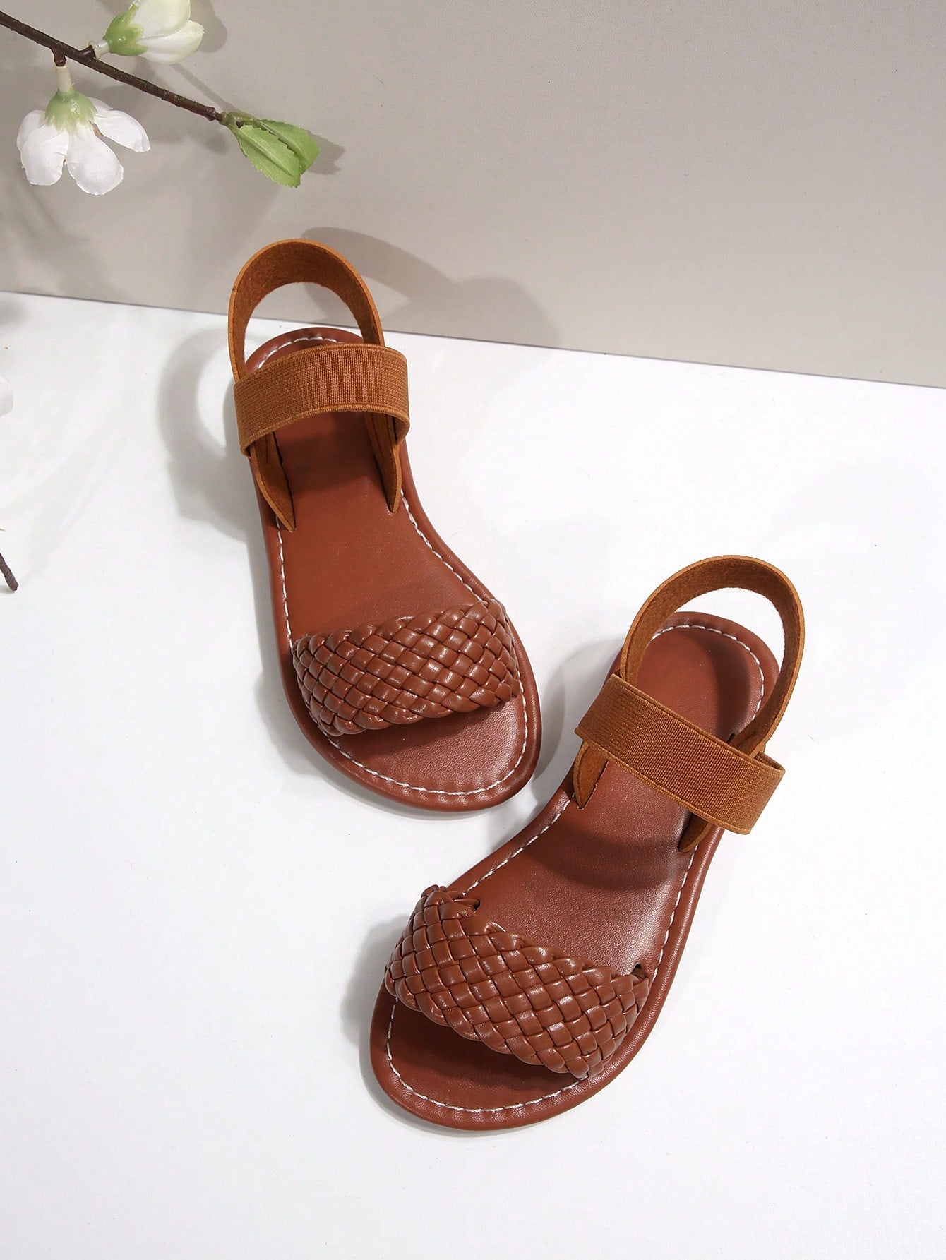 Women’s flat slide sandals with cut-out Roman-style straps and open-toe design, suitable for casual beach and home wear.