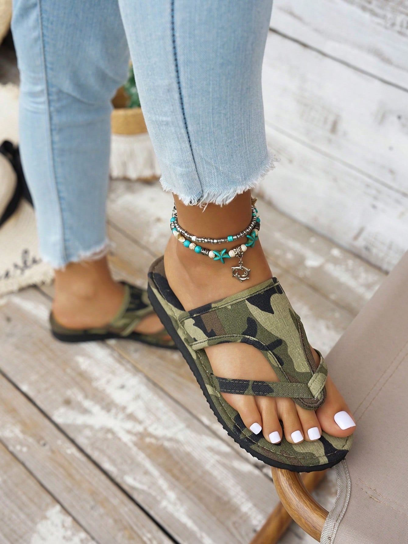 Women’s army green flat slide sandals with criss cross straps and open toe design, casual beach slippers with lightweight look.