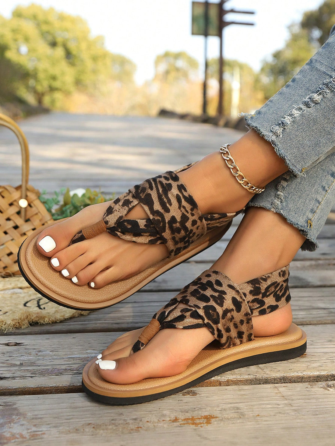 Women's wide fit platform espadrille slide sandals with toe post, textured pattern, rope detail, and flat non-slip sole for casual beach and outdoor wear