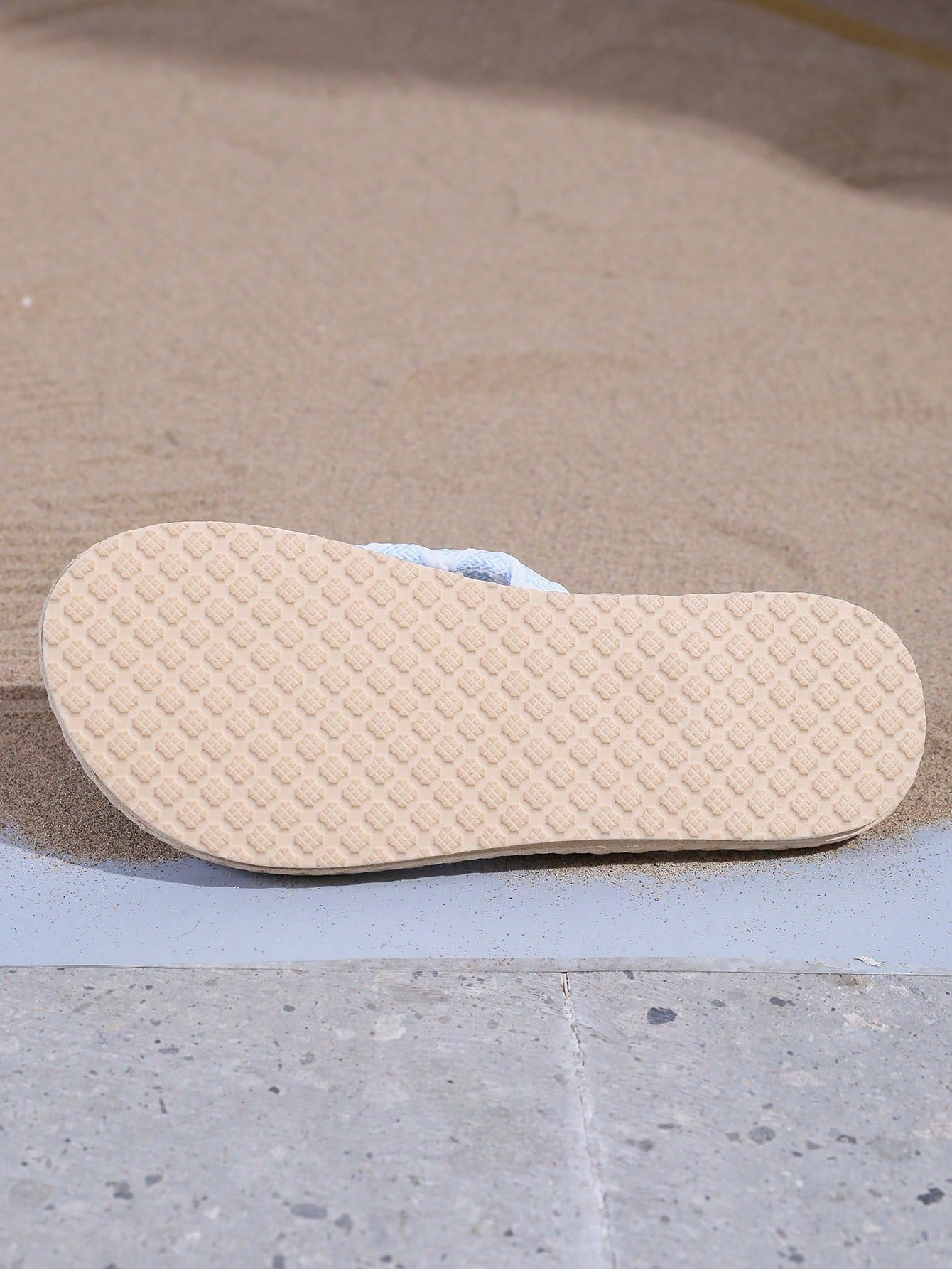 Women's classic leopard print flip flops with flat anti-slip sole, bohemian summer beach slipper style for outdoor wear