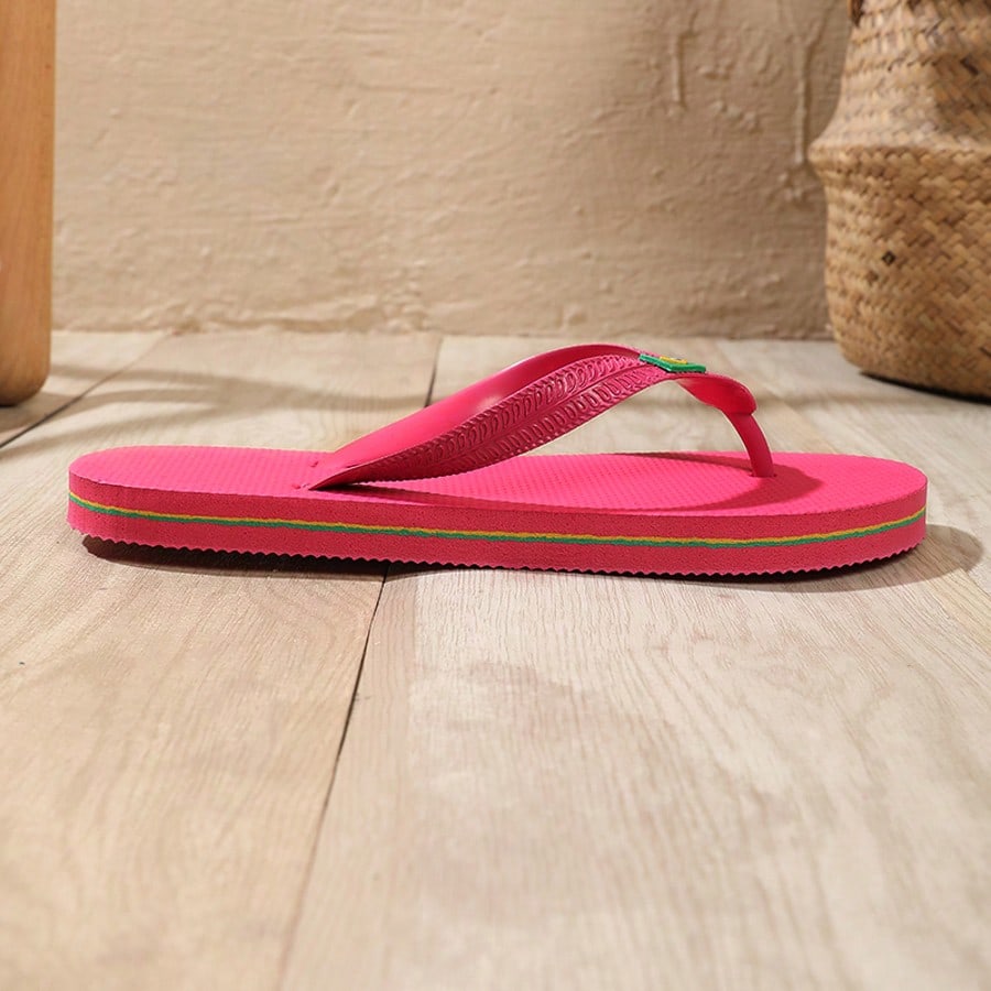 Women's flat slip-on beach flip flops with a round-toe shape and casual sandal style for indoor and outdoor use.