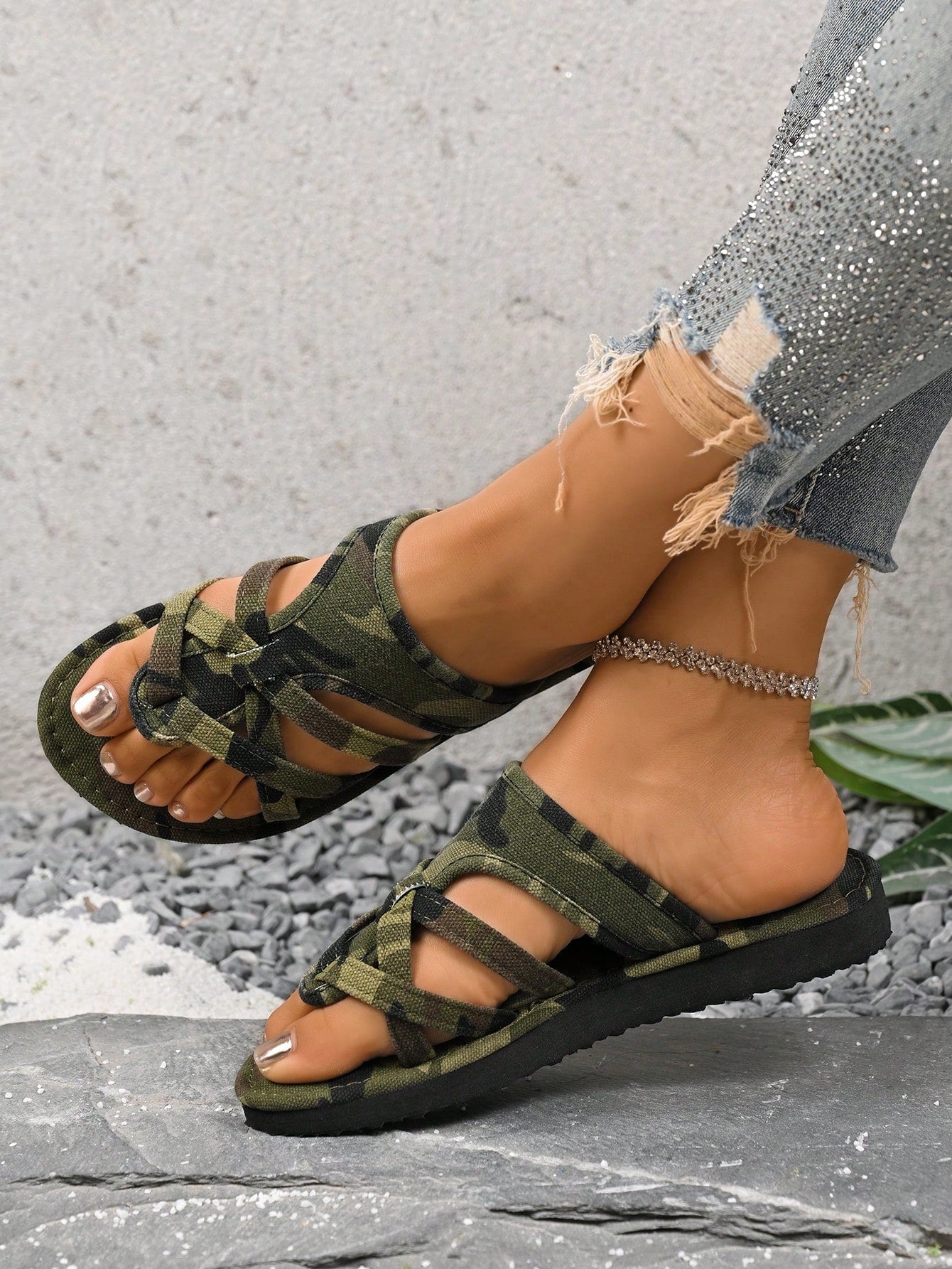 Women’s army green flat slide sandals with criss cross straps and open toe design, casual beach slippers with lightweight look.
