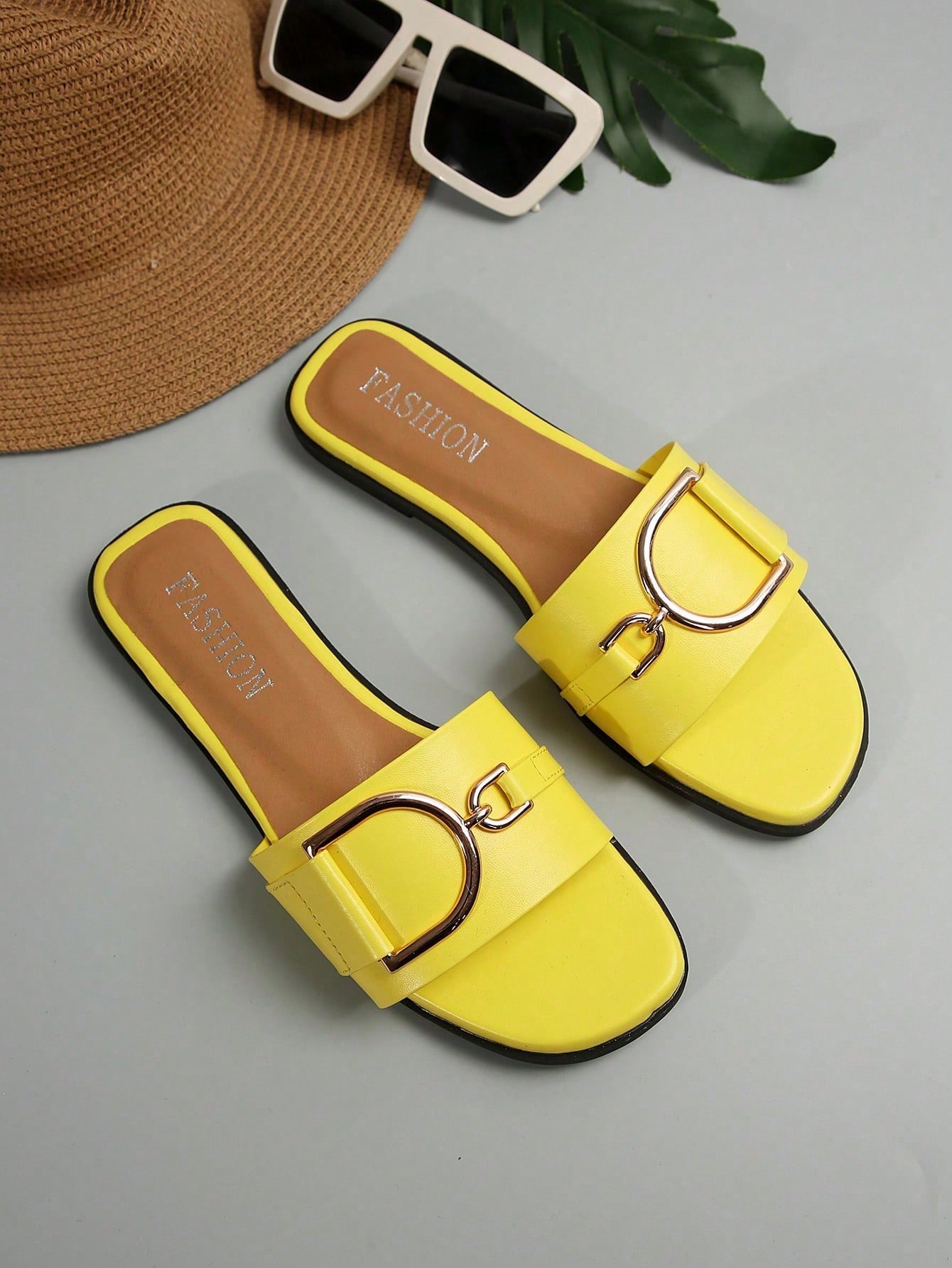 Women's chic flat sandals with ankle strap, cut-out design, colorblock pattern, and open toe, suitable for casual streetwear and beach wear.
