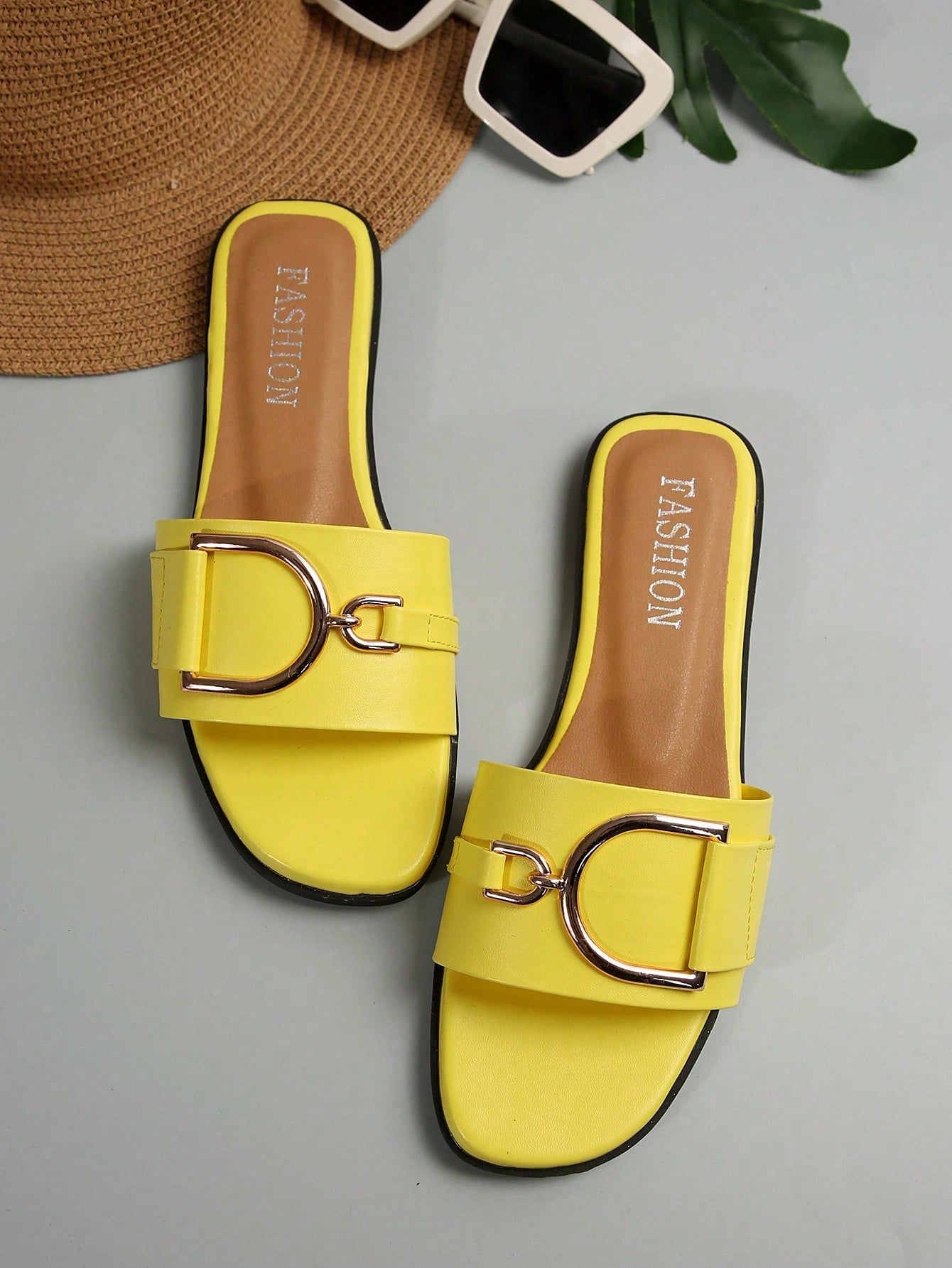 Women's chic flat sandals with ankle strap, cut-out design, colorblock pattern, and open toe, suitable for casual streetwear and beach wear.