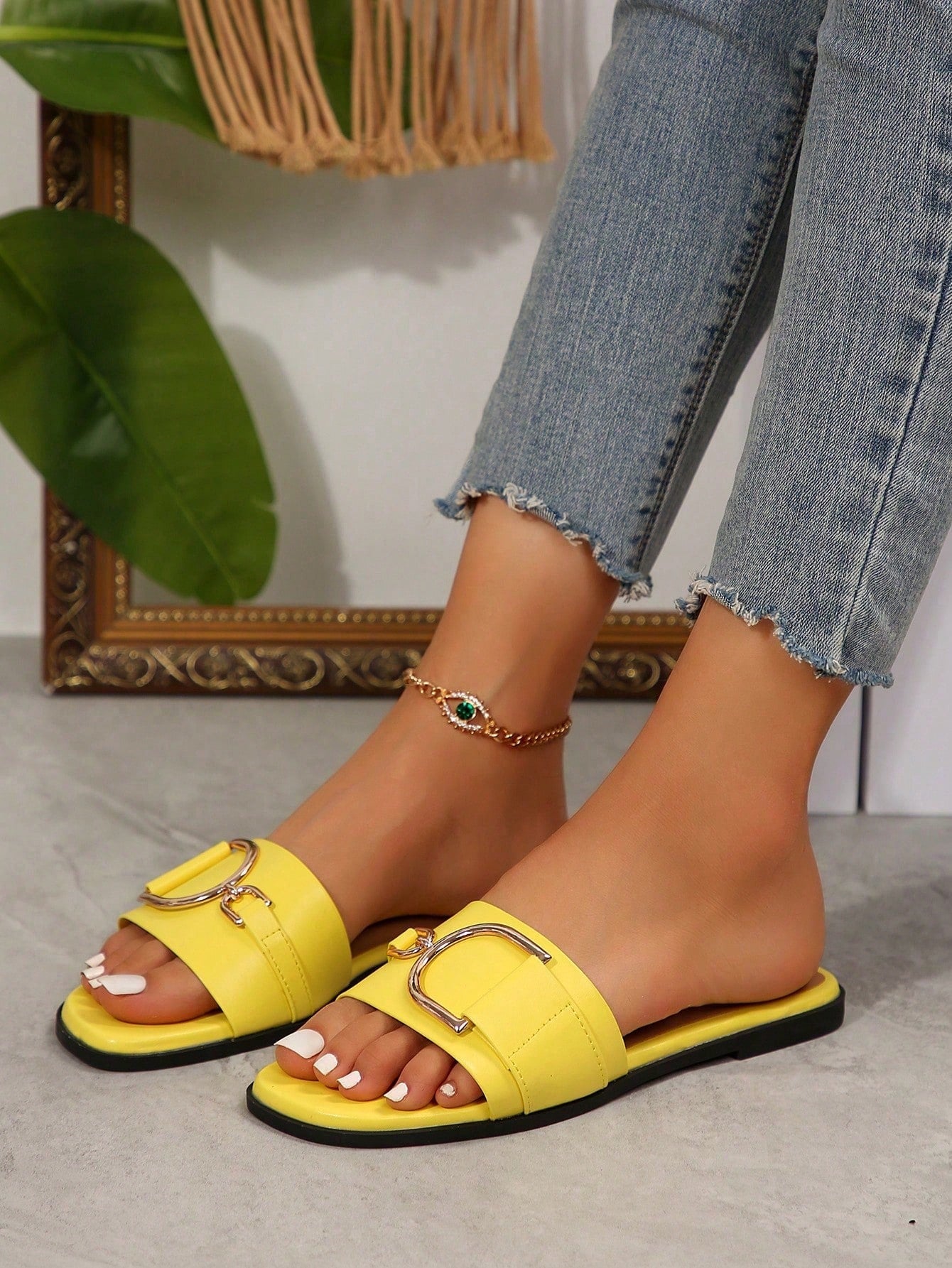 Women's chic flat sandals with ankle strap, cut-out design, colorblock pattern, and open toe, suitable for casual streetwear and beach wear.