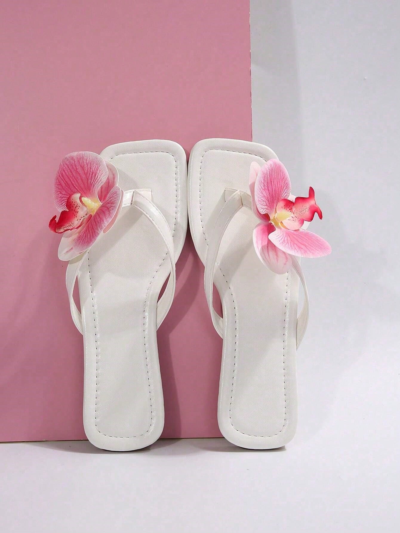 Women's summer floral print open-toe flat slide sandals with toe post, beach-style flip flop design.