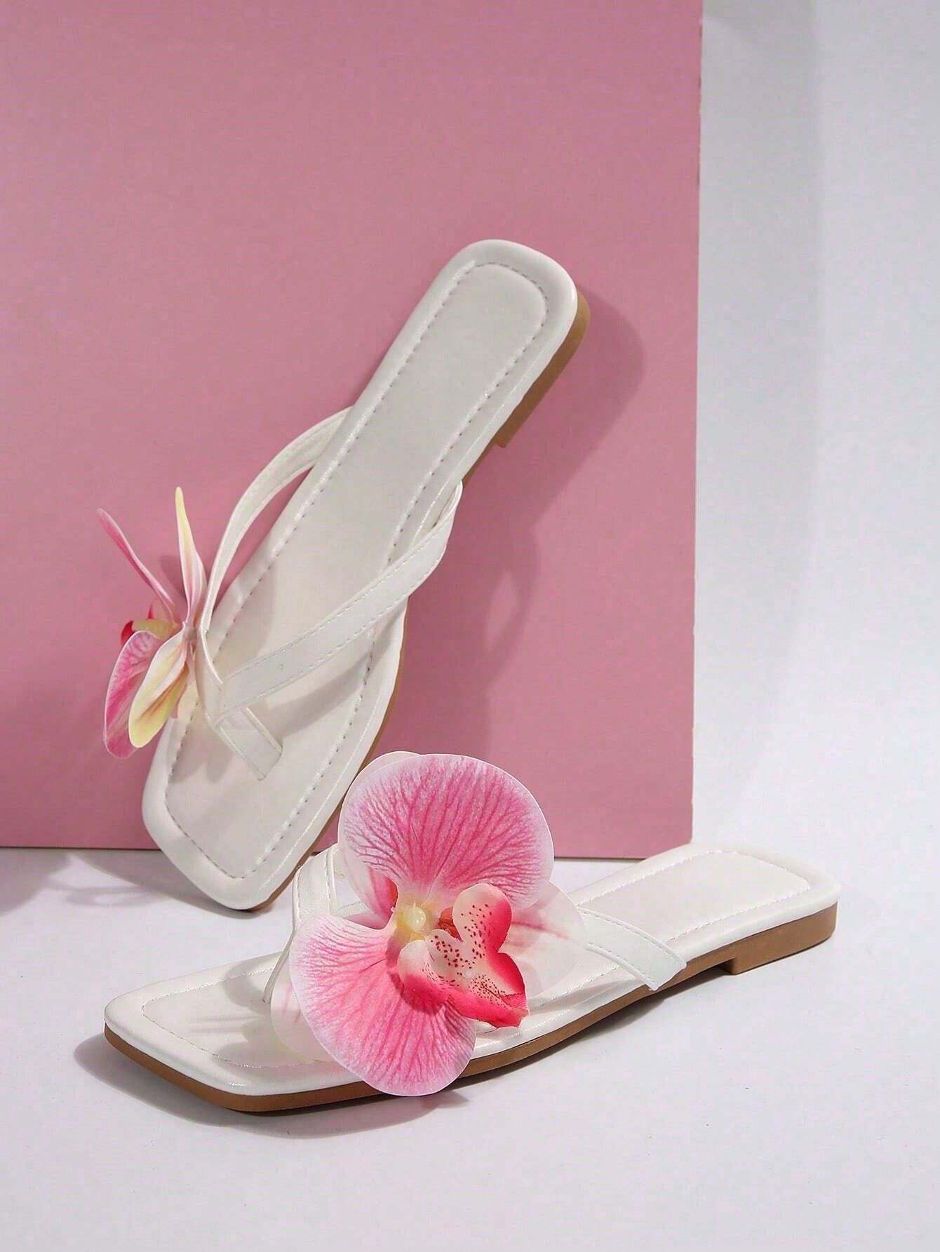 Women's summer floral print open-toe flat slide sandals with toe post, beach-style flip flop design.