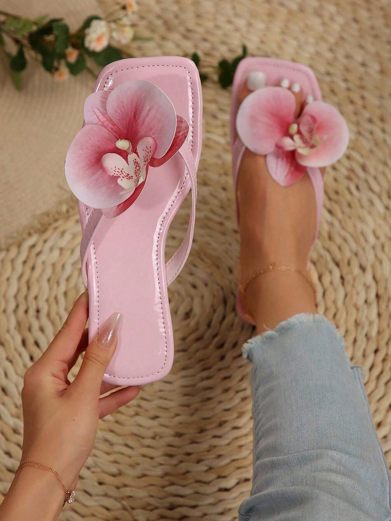 Women's summer floral print open-toe flat slide sandals with toe post, beach-style flip flop design.