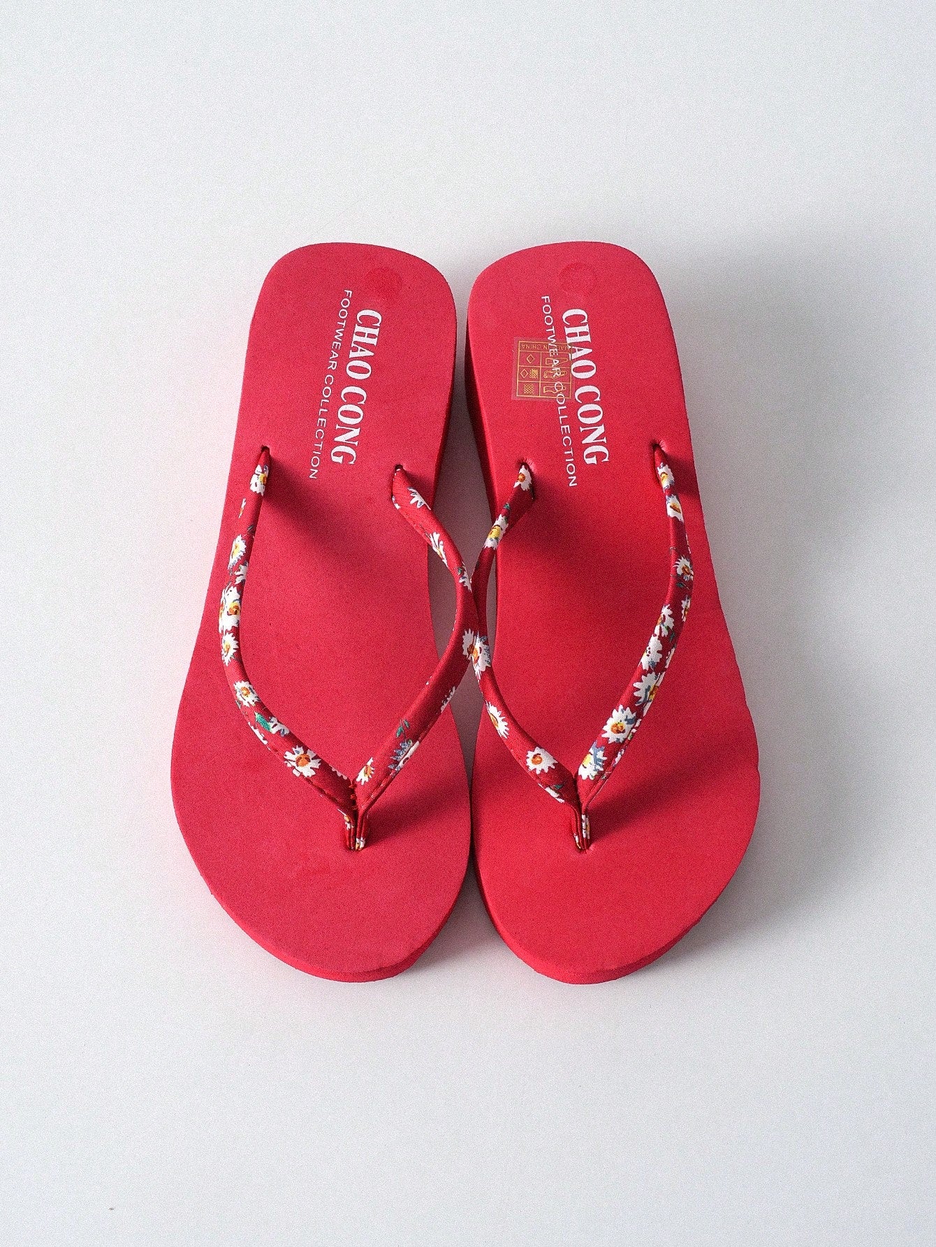 Women’s toe post platform flip-flops featuring flower decor in a style, designed for vacation, beach, and party wear.