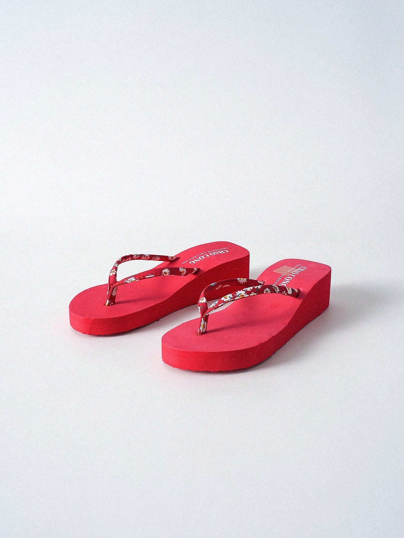 Women’s toe post platform flip-flops featuring flower decor in a style, designed for vacation, beach, and party wear.