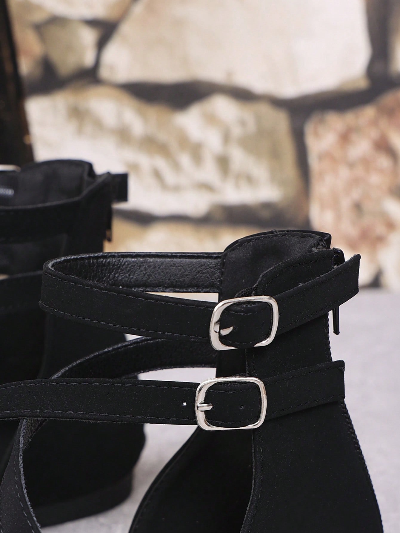 Women's black flat gladiator sandals with cross-over front straps, open toe design, and zipper back strap in a vintage casual beach style.