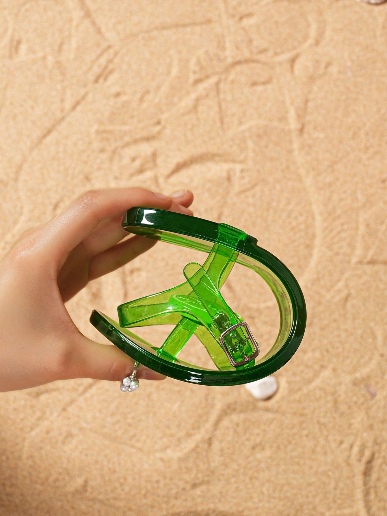 Green women’s clear jelly flat slide sandals with fruit graphic decoration and toe post design, suitable for beach, vacation, and casual outdoor wear.