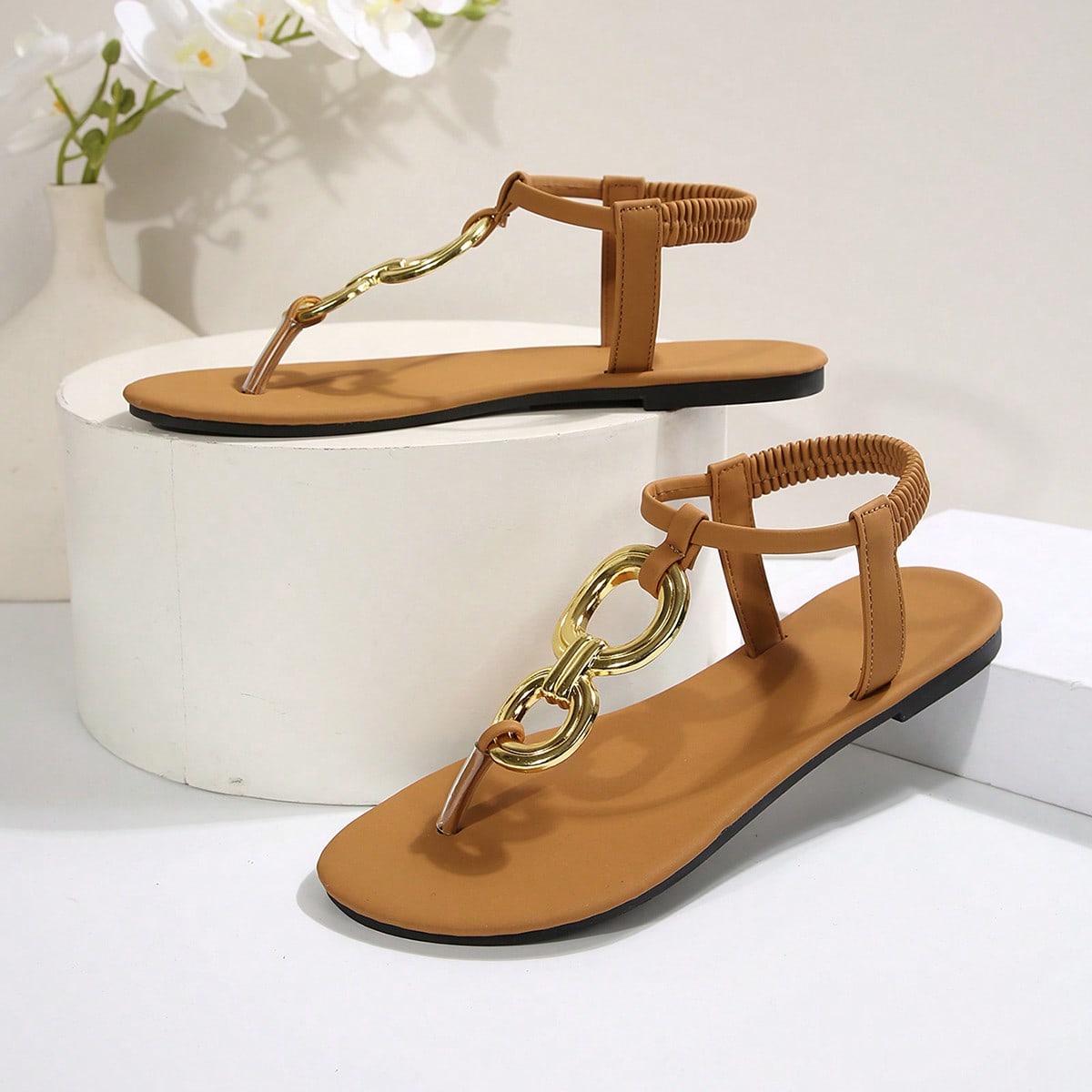 Women’s flat gladiator sandals with buckle detail in vacation style