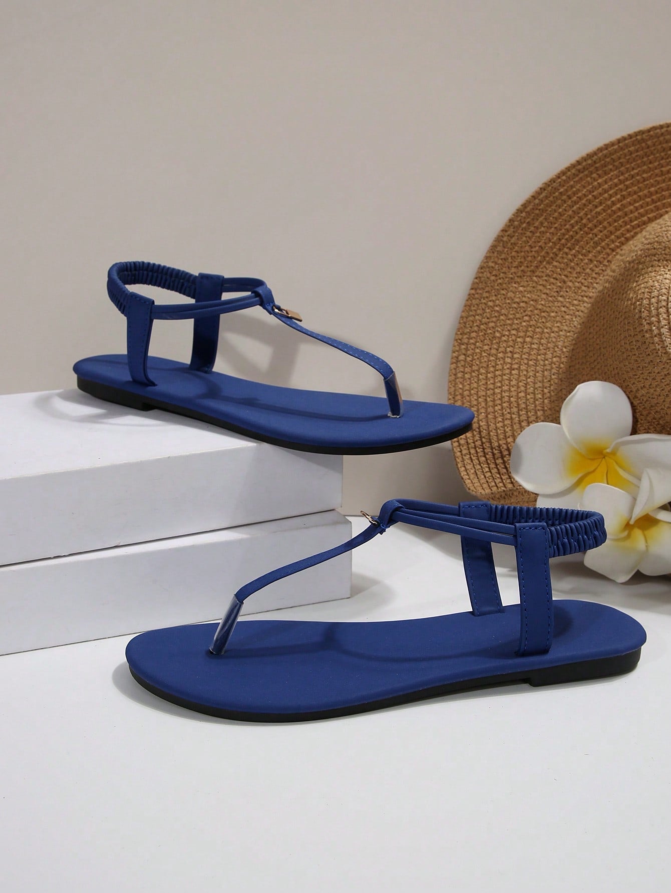 Women’s Roman style strap slide sandals with flat sole, buckle detail, and round toe, designed as casual slip-on beach and outdoor sandals.