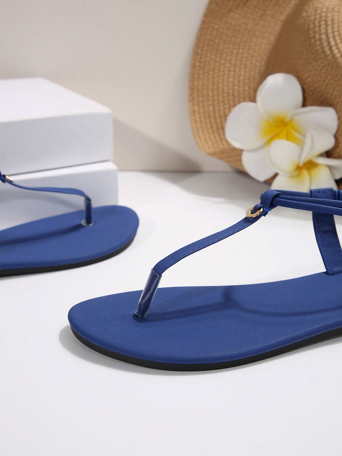 Women’s Roman style strap slide sandals with flat sole, buckle detail, and round toe, designed as casual slip-on beach and outdoor sandals.