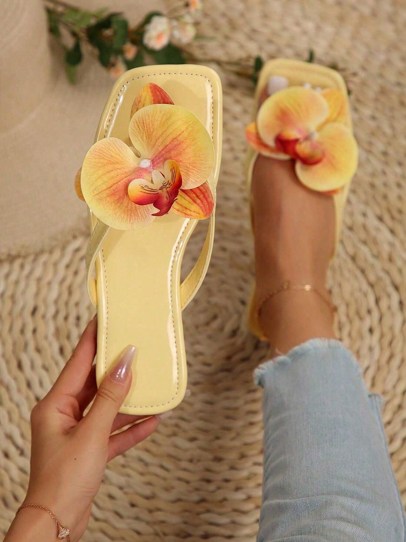 Women's summer floral print open-toe flat slide sandals with toe post, beach-style flip flop design.
