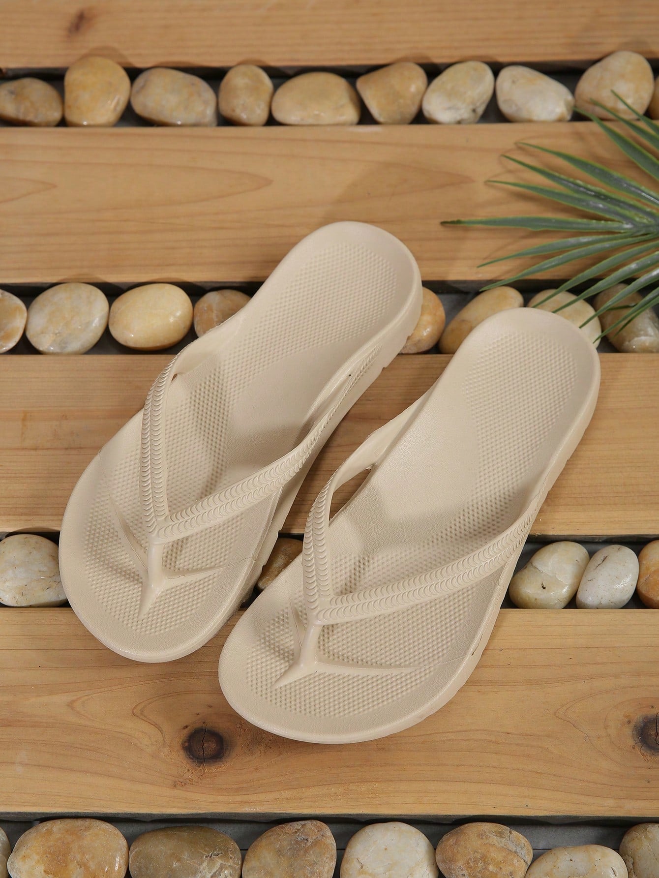Men's slip-on toe post flip flops with arch support and non-slip flat sole, designed for beach, pool, outdoor leisure, bathing, and indoor walking.