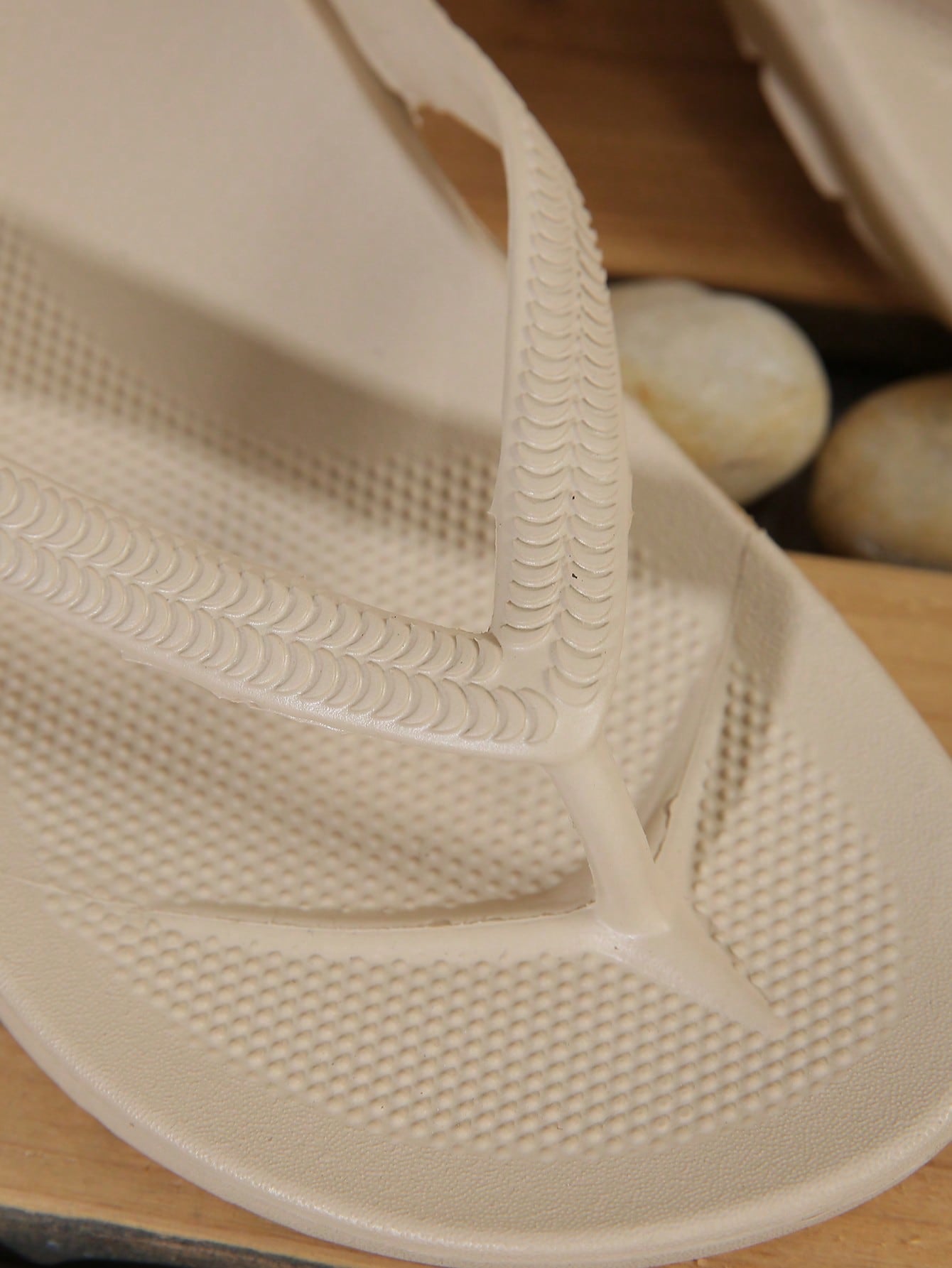 Men's slip-on toe post flip flops with arch support and non-slip flat sole, designed for beach, pool, outdoor leisure, bathing, and indoor walking.