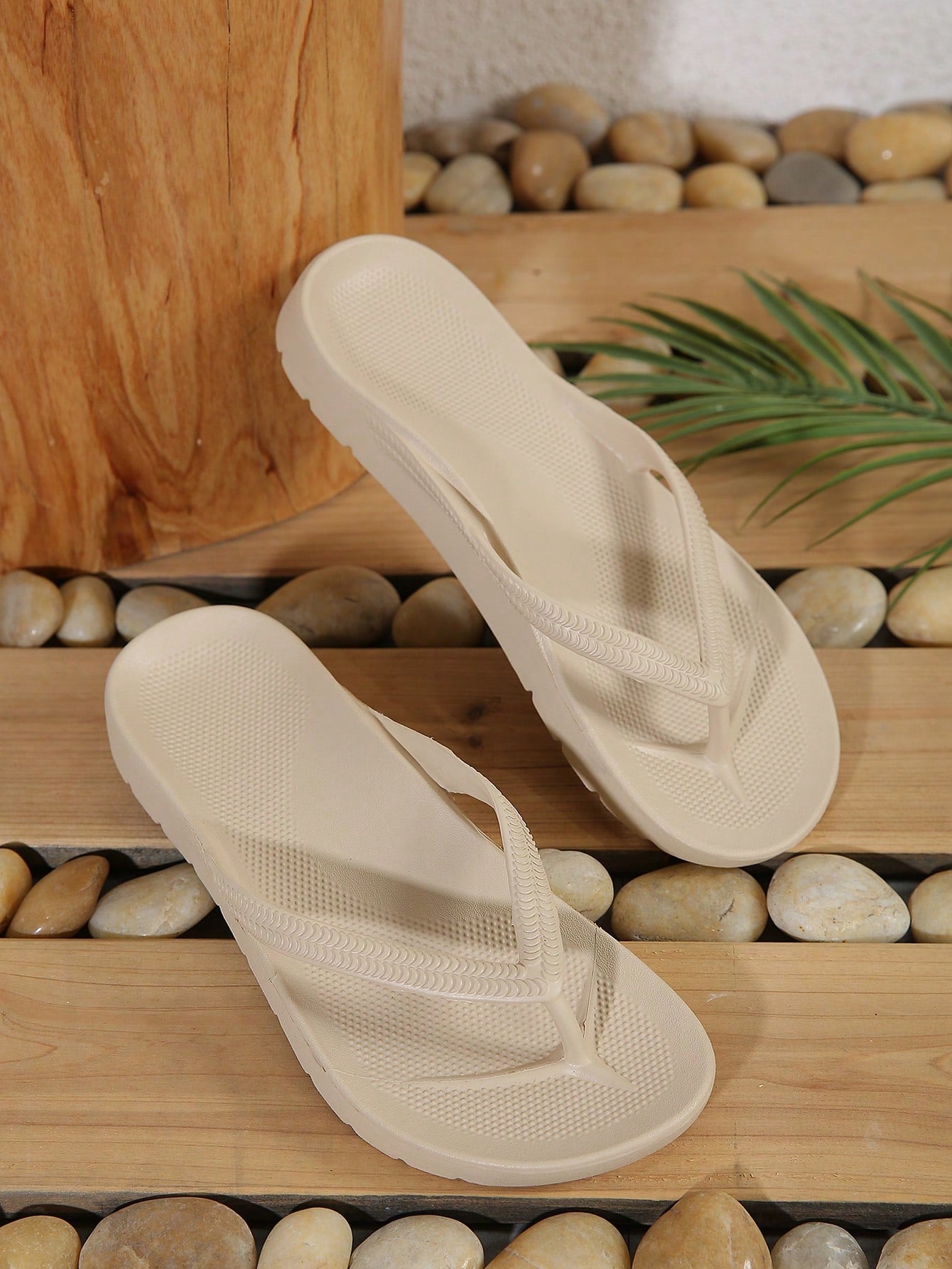 Men's slip-on toe post flip flops with arch support and non-slip flat sole, designed for beach, pool, outdoor leisure, bathing, and indoor walking.