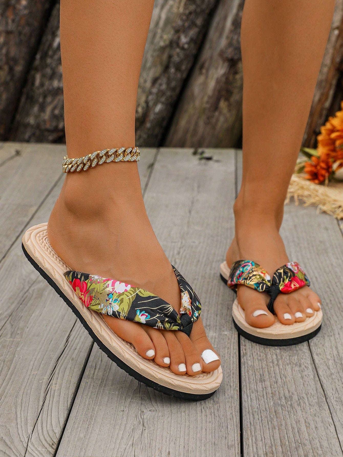 Women's classic leopard print flip flops with flat anti-slip sole, bohemian summer beach slipper style for outdoor wear