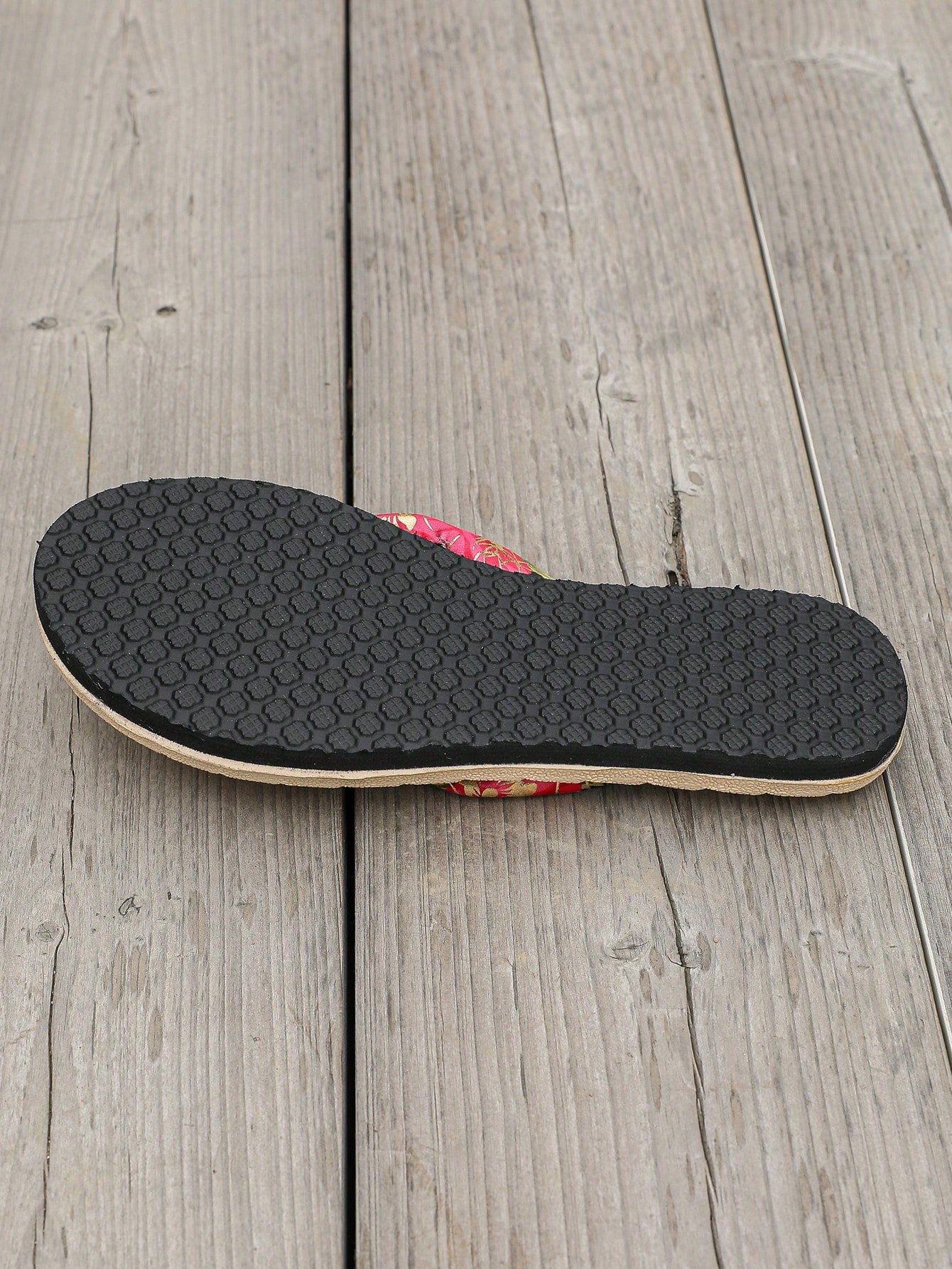 Women's classic leopard print flip flops with flat anti-slip sole, bohemian summer beach slipper style for outdoor wear