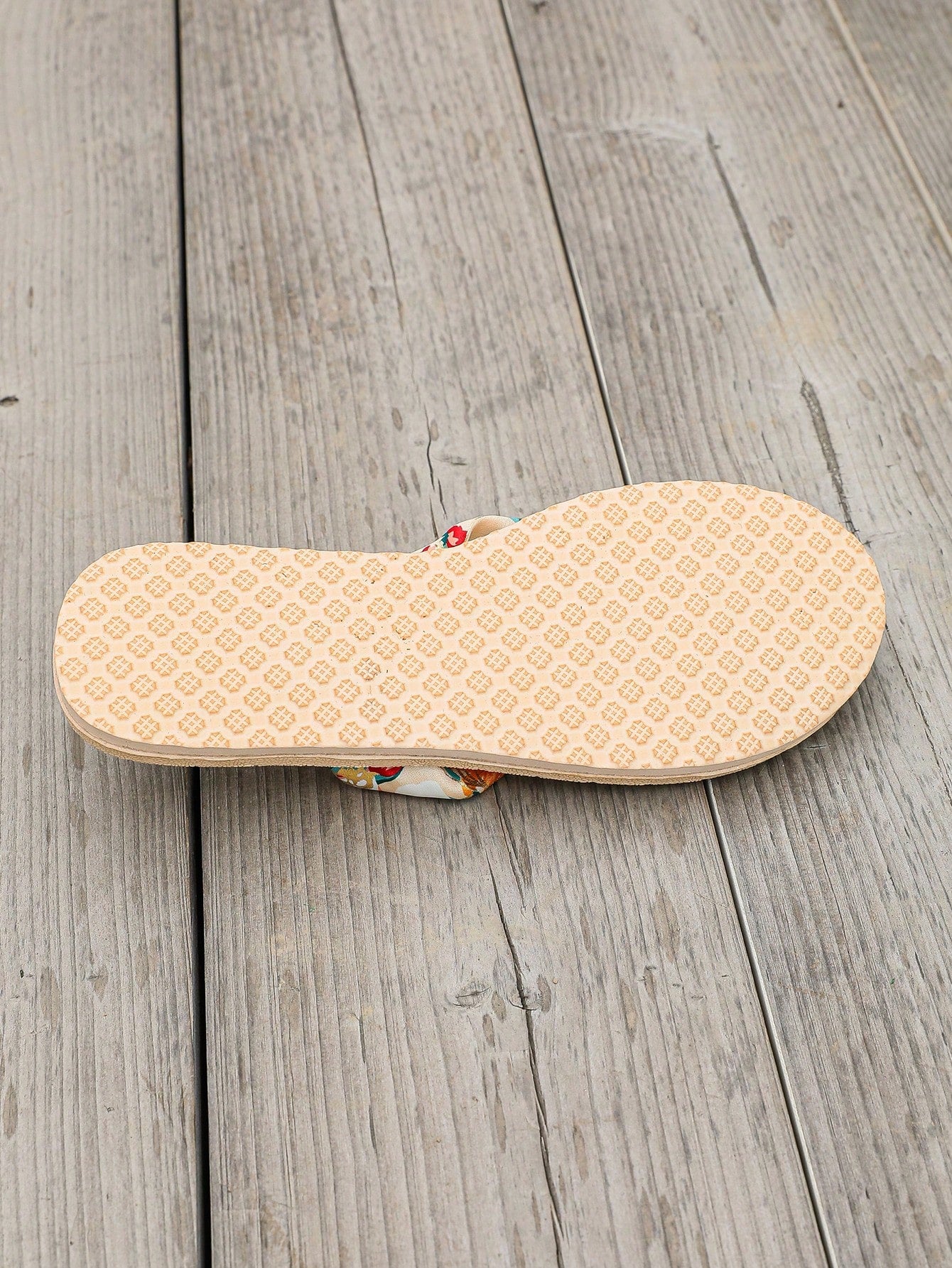 Women's classic leopard print flip flops with flat anti-slip sole, bohemian summer beach slipper style for outdoor wear