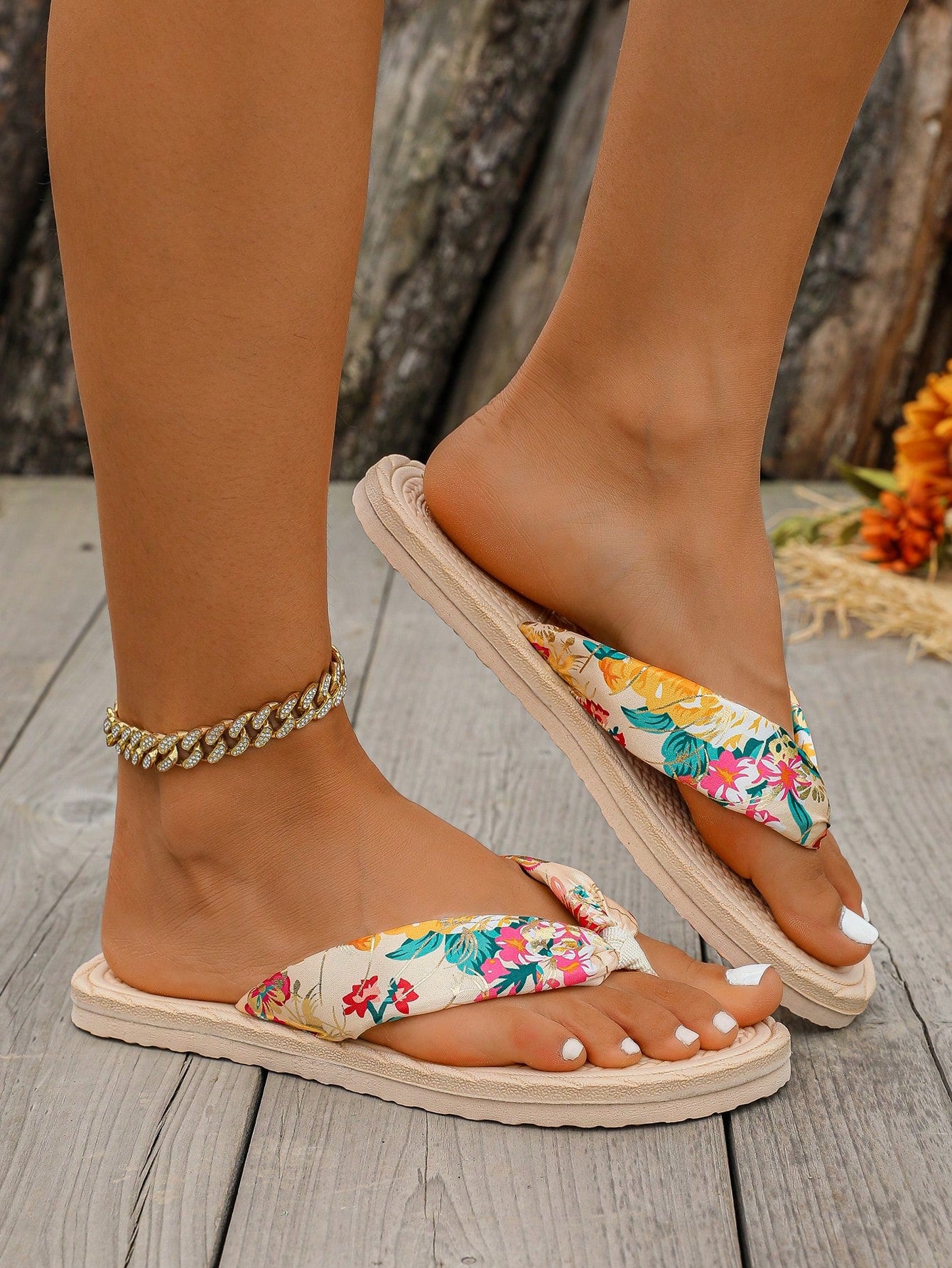 Women's classic leopard print flip flops with flat anti-slip sole, bohemian summer beach slipper style for outdoor wear