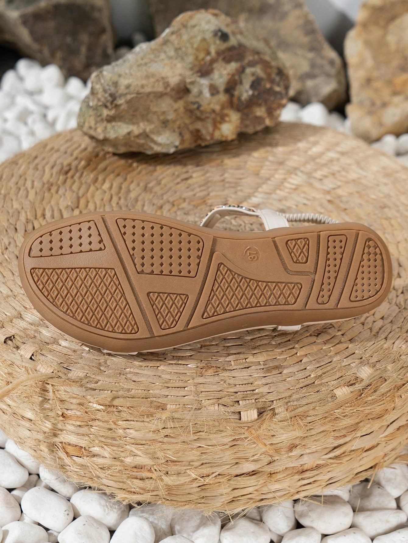 Women’s flat thong sandals featuring floral hollow-out details, open toe design, soft sole comfort, and elastic straps, suitable for beach, travel, party, wedding, and dress outfits.