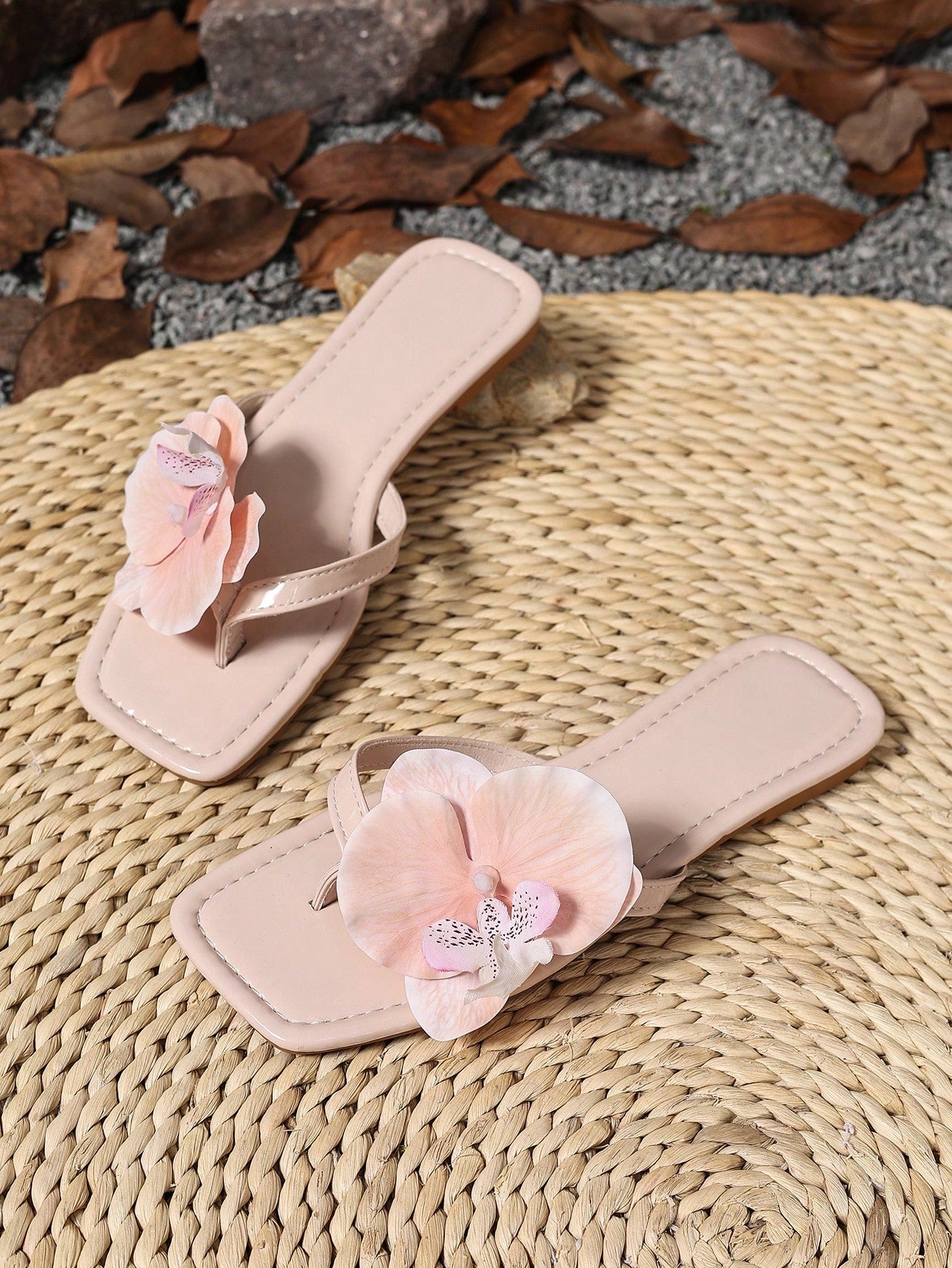 Women's summer floral print open-toe flat slide sandals with toe post, beach-style flip flop design.