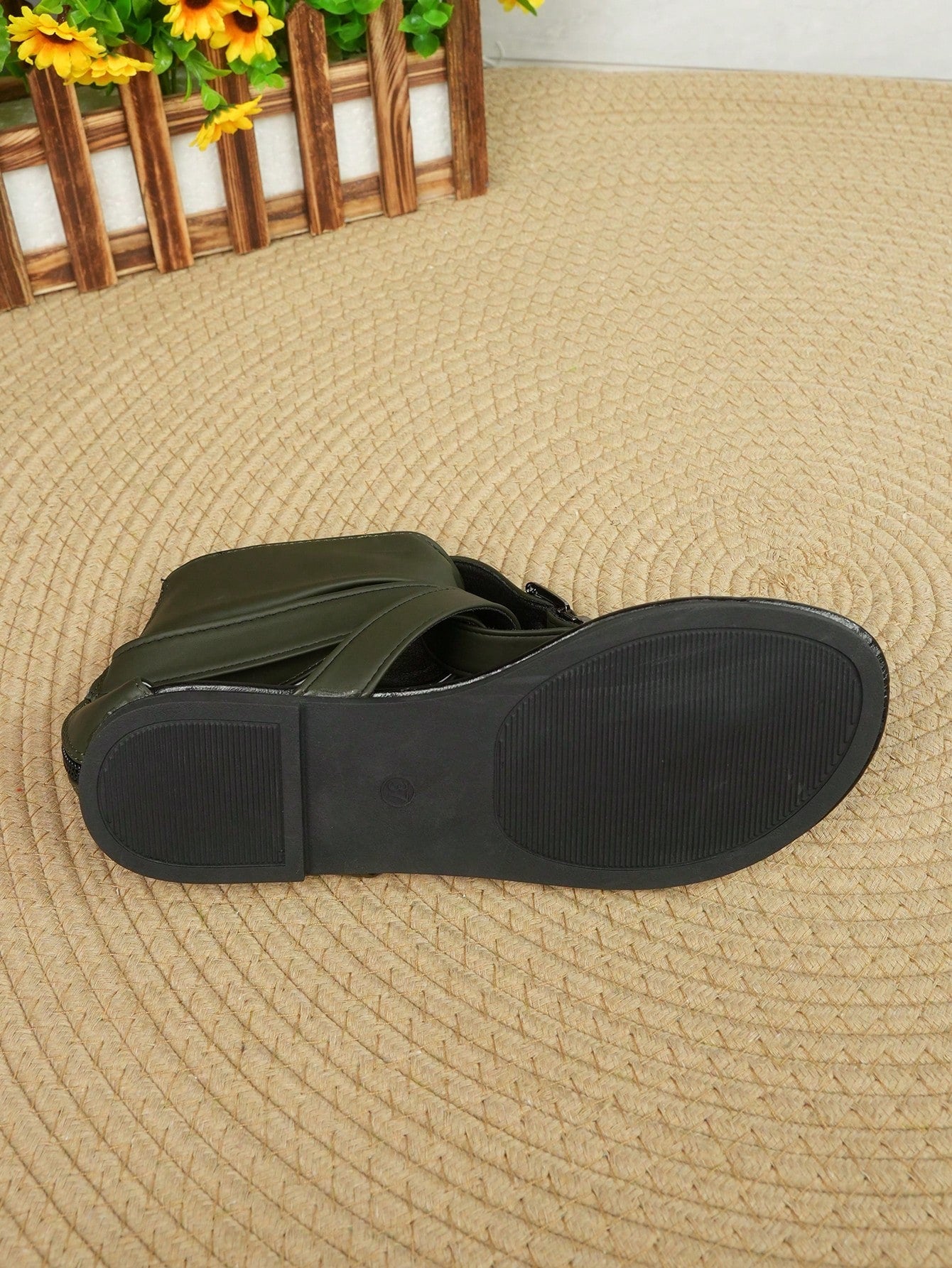 Women’s flat Roman gladiator sandals with buckle straps and a back zipper, designed in a fashionable outdoor style.