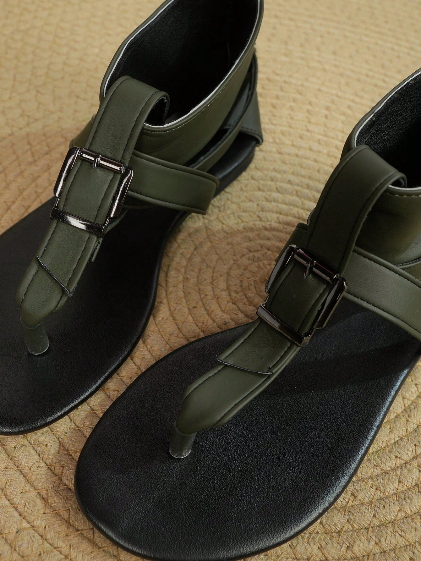 Women’s flat Roman gladiator sandals with buckle straps and a back zipper, designed in a fashionable outdoor style.