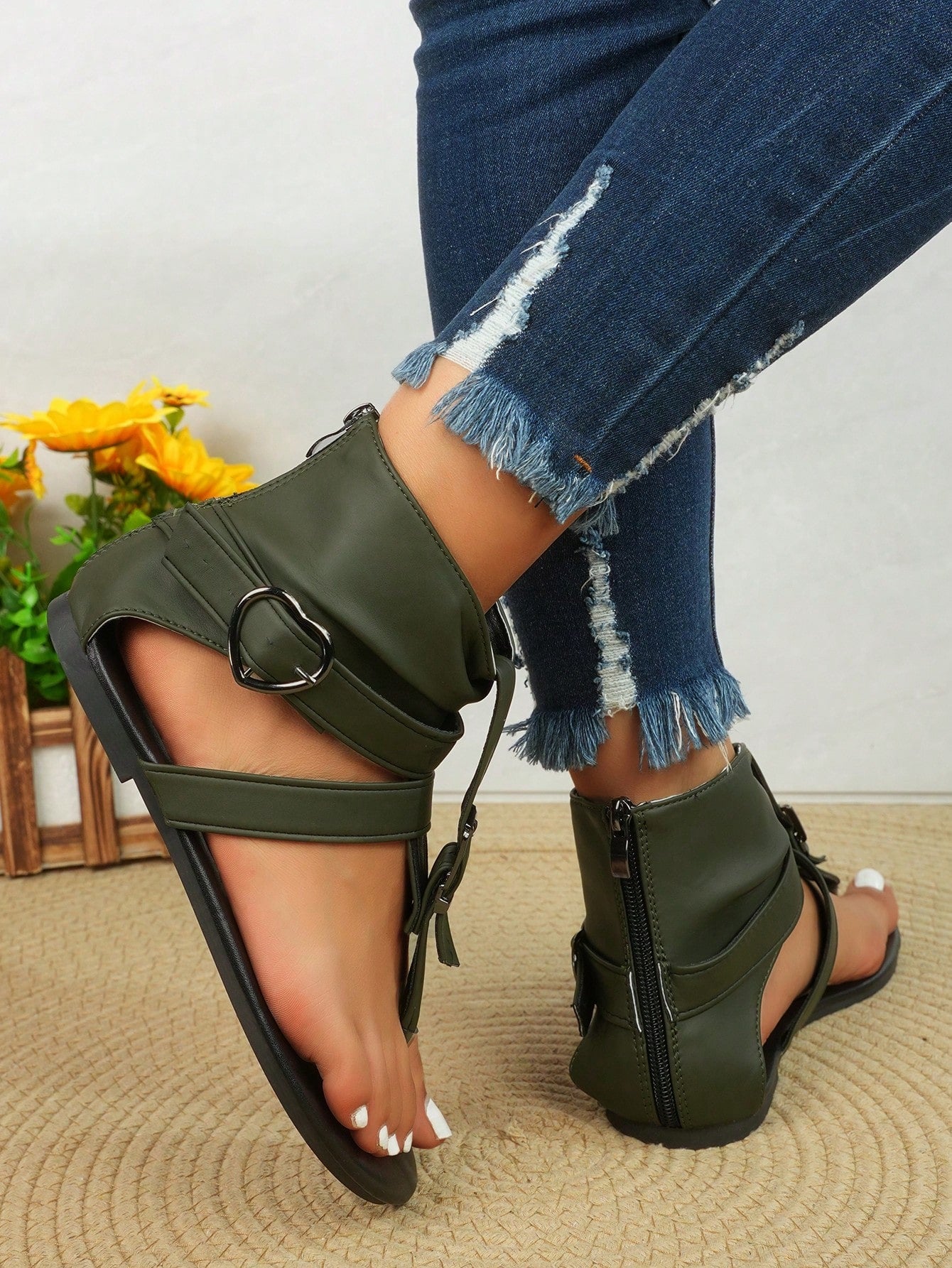 Women’s flat Roman gladiator sandals with buckle straps and a back zipper, designed in a fashionable outdoor style.