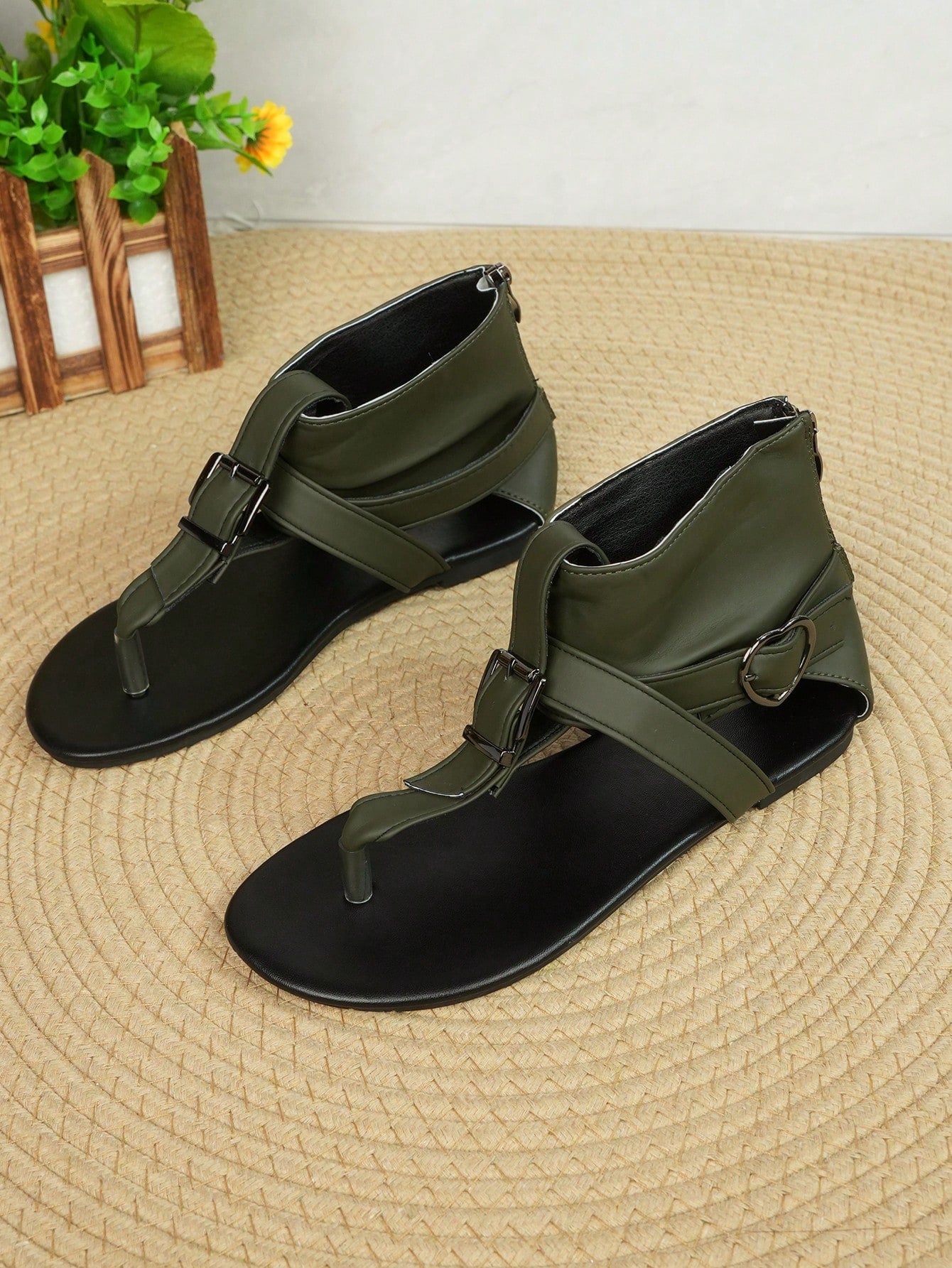 Women’s flat Roman gladiator sandals with buckle straps and a back zipper, designed in a fashionable outdoor style.
