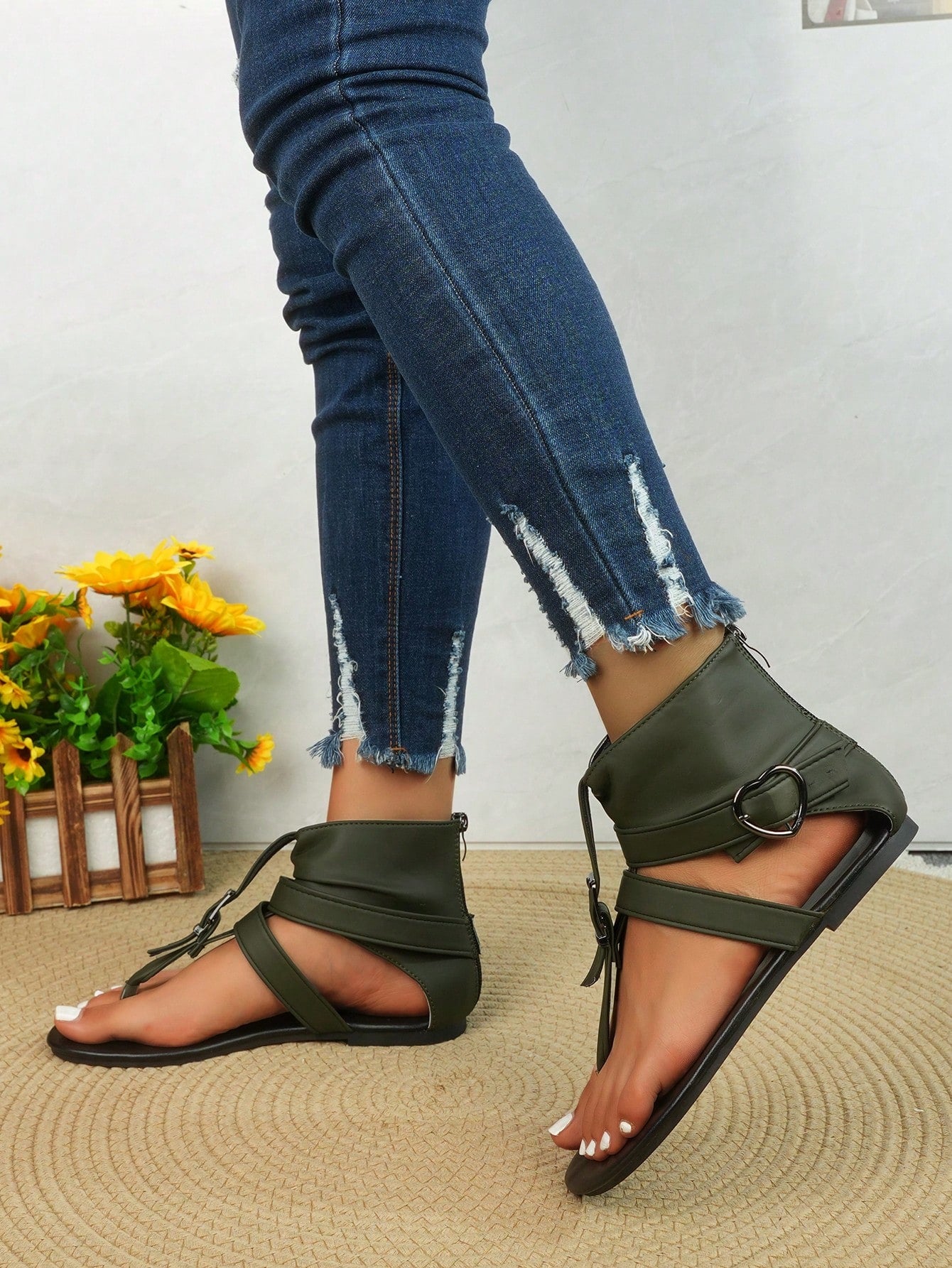 Women’s flat Roman gladiator sandals with buckle straps and a back zipper, designed in a fashionable outdoor style.