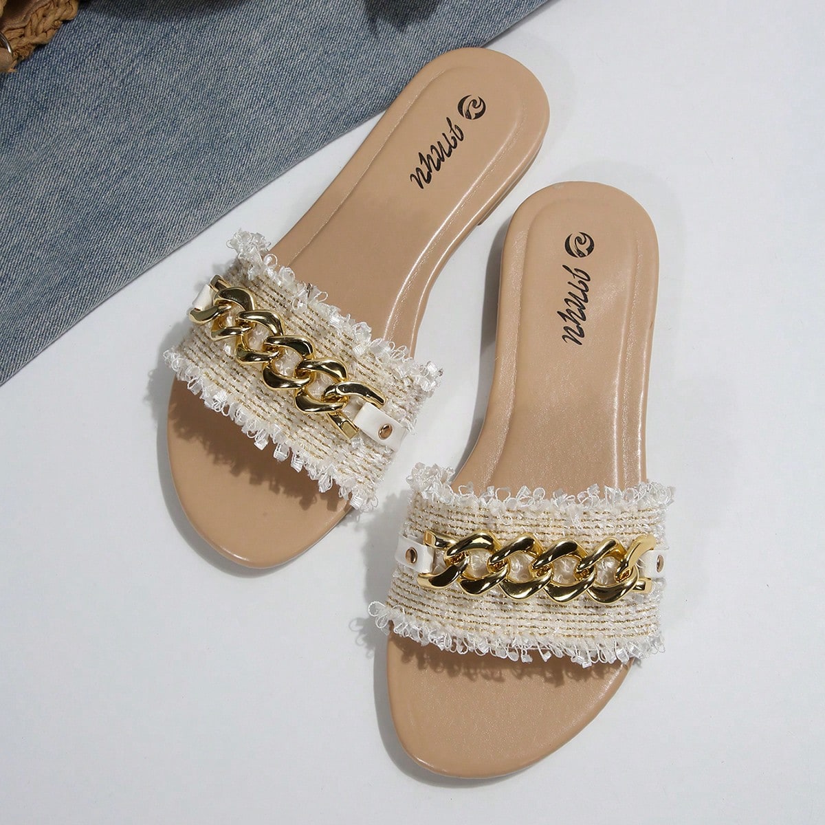 Women's flat open-toe slide sandals featuring pearl chain and rhinestone decor in a beach style.