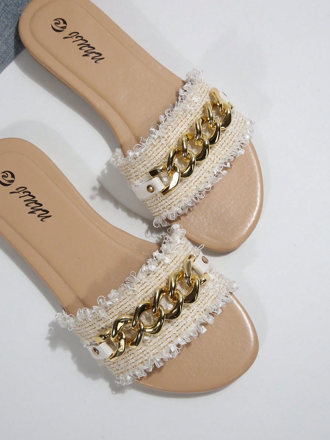 Women's flat open-toe slide sandals featuring pearl chain and rhinestone decor in a beach style.