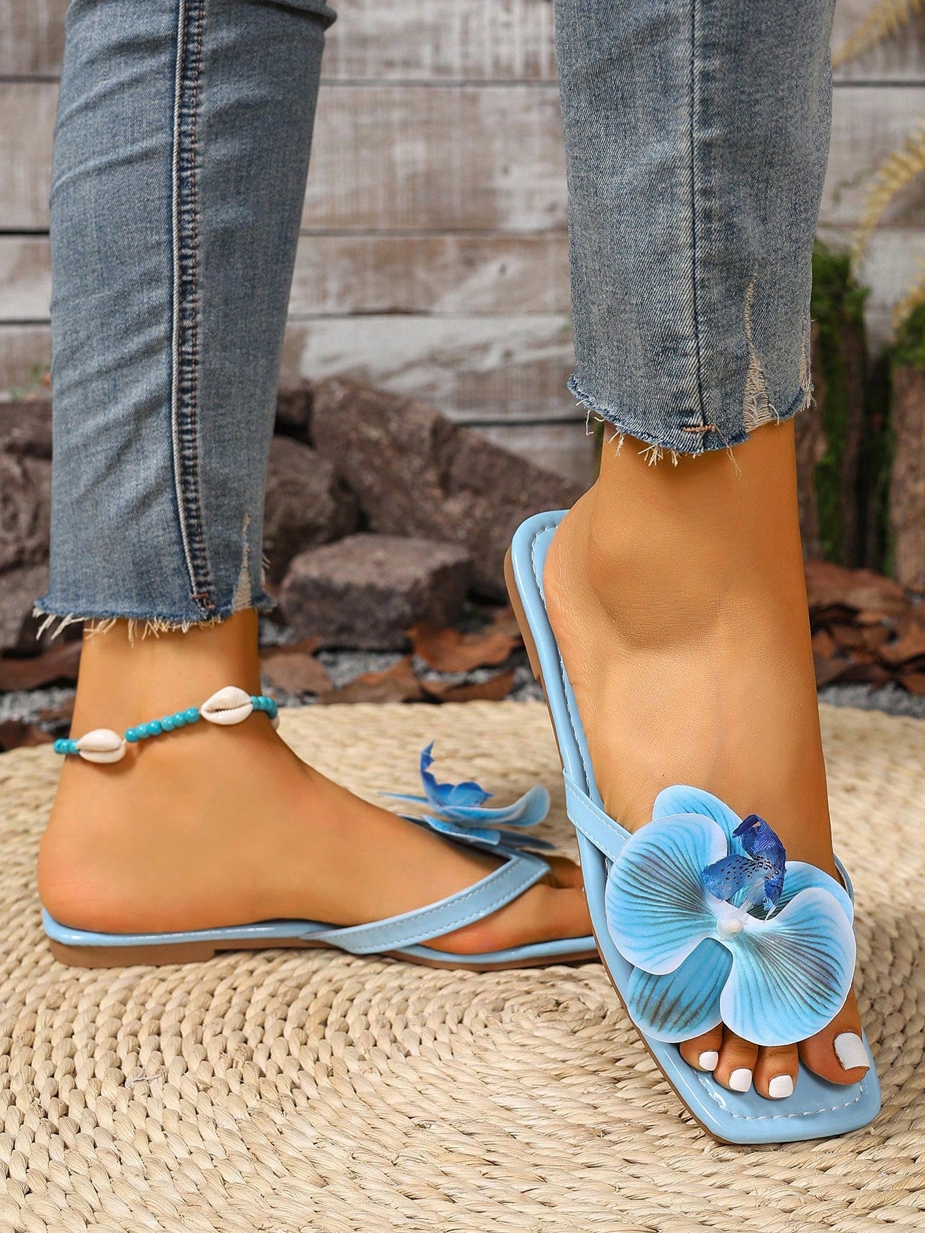Women's summer floral print open-toe flat slide sandals with toe post, beach-style flip flop design.